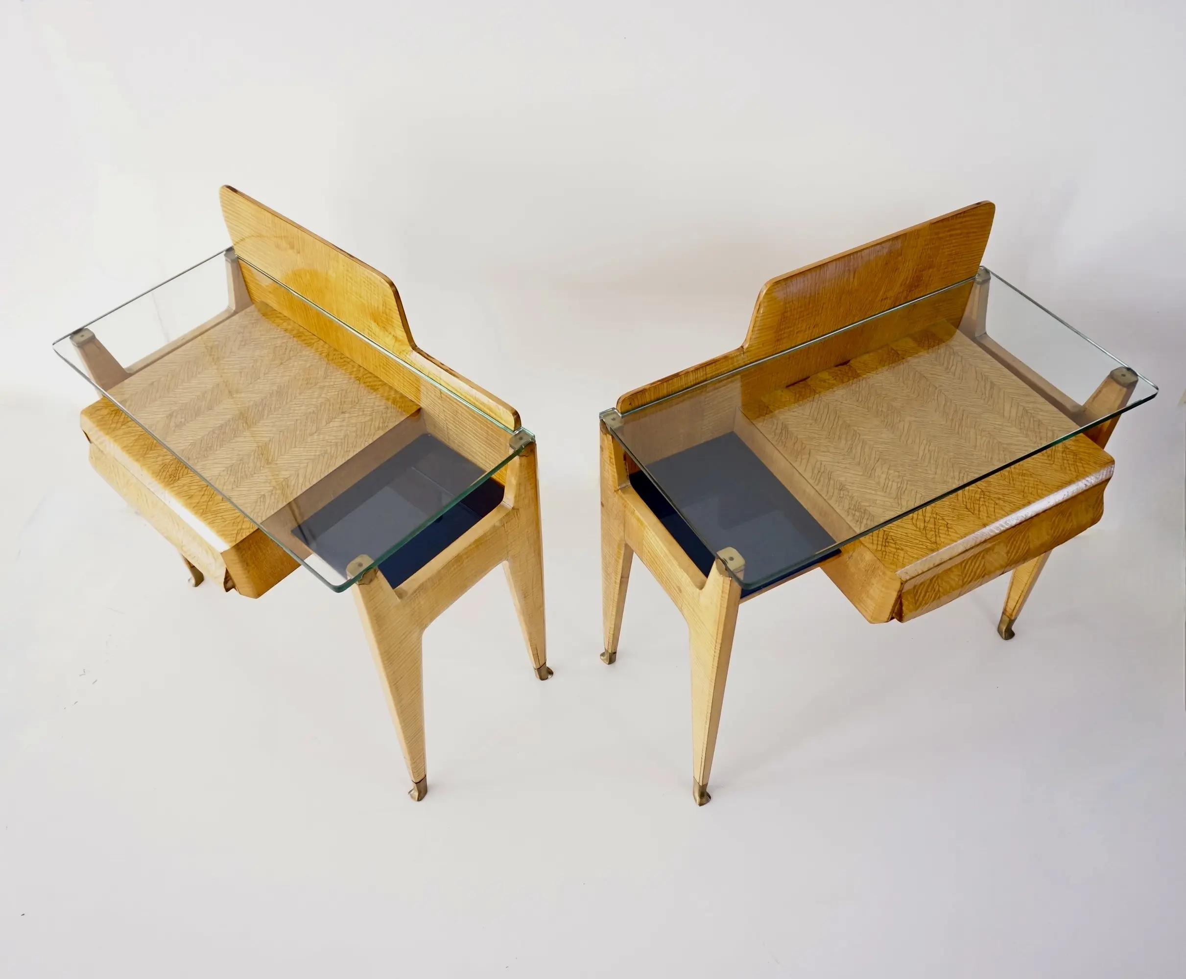 pair of Vittorio Dassi bed side tables, maple veneered, brass and glass, 1950 — photo 11