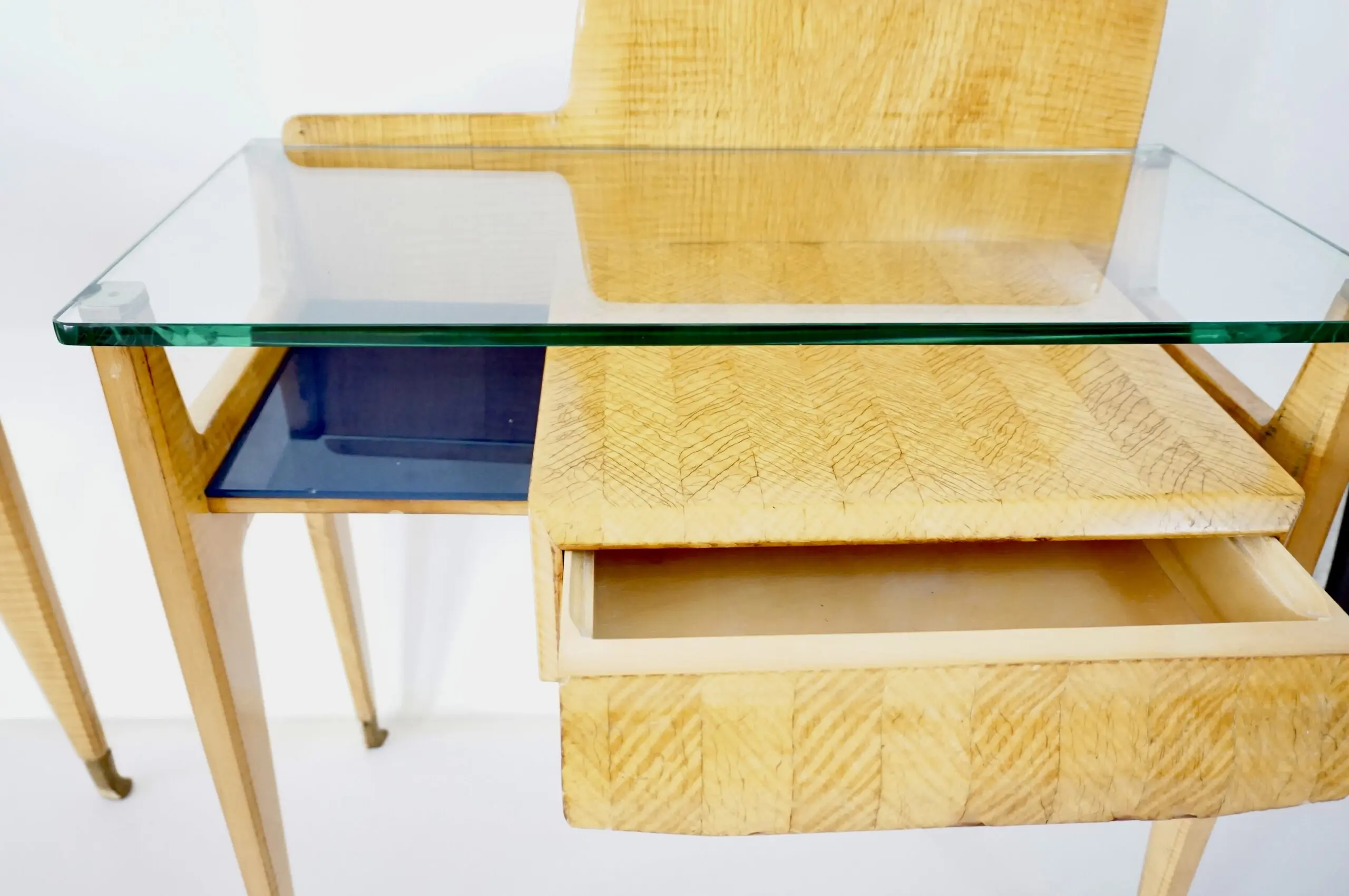 pair of Vittorio Dassi bed side tables, maple veneered, brass and glass, 1950 — photo 6