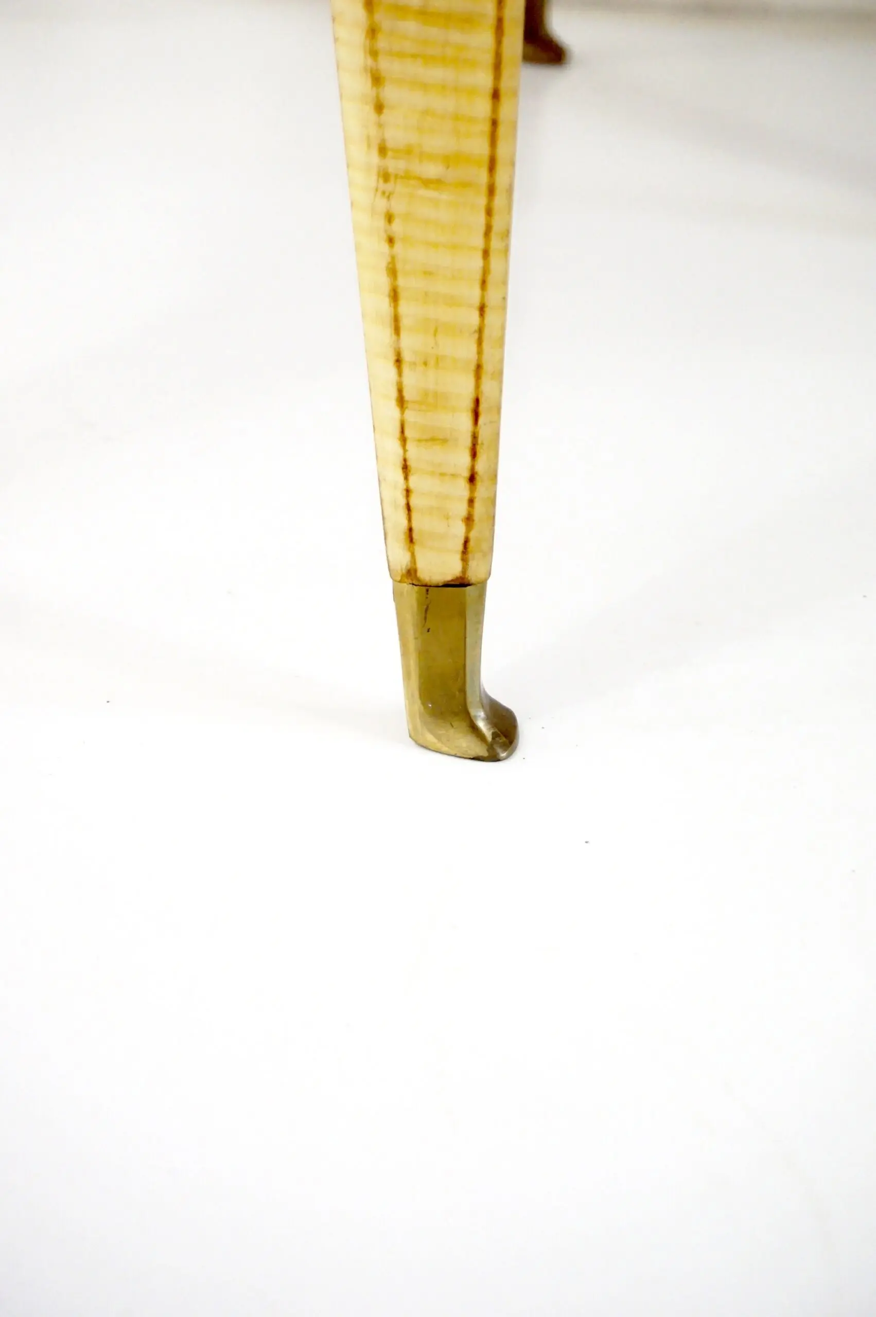 pair of Vittorio Dassi bed side tables, maple veneered, brass and glass, 1950 — photo 5