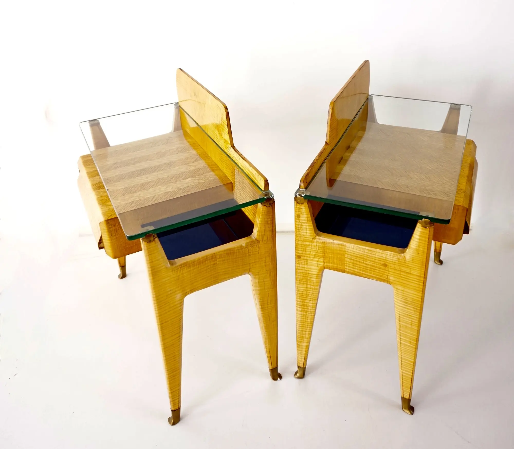 pair of Vittorio Dassi bed side tables, maple veneered, brass and glass, 1950 — photo 12