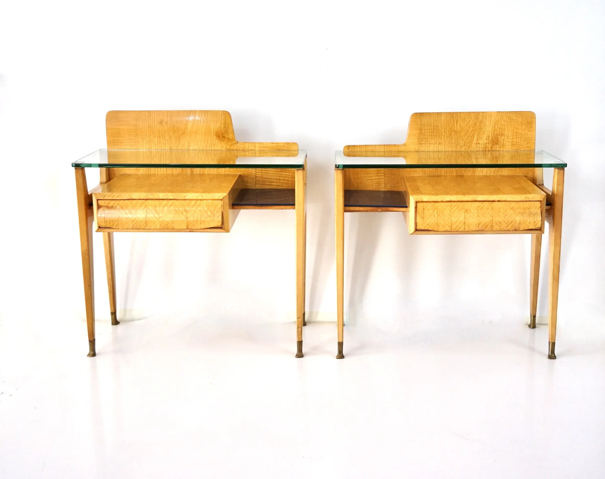 pair of Vittorio Dassi bed side tables, maple veneered, brass and glass, 1950 — image 3