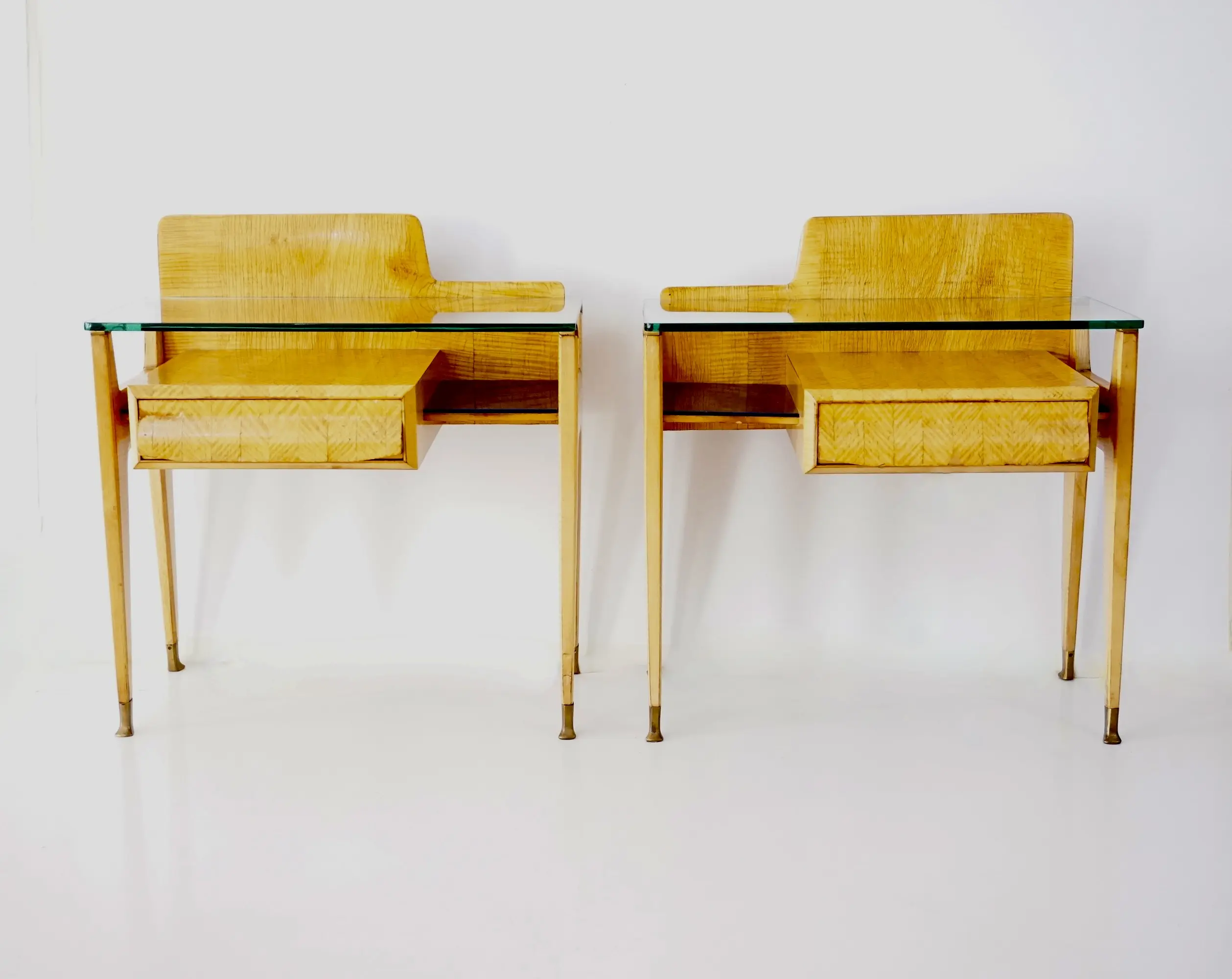 pair of Vittorio Dassi bed side tables, maple veneered, brass and glass, 1950 — photo 4