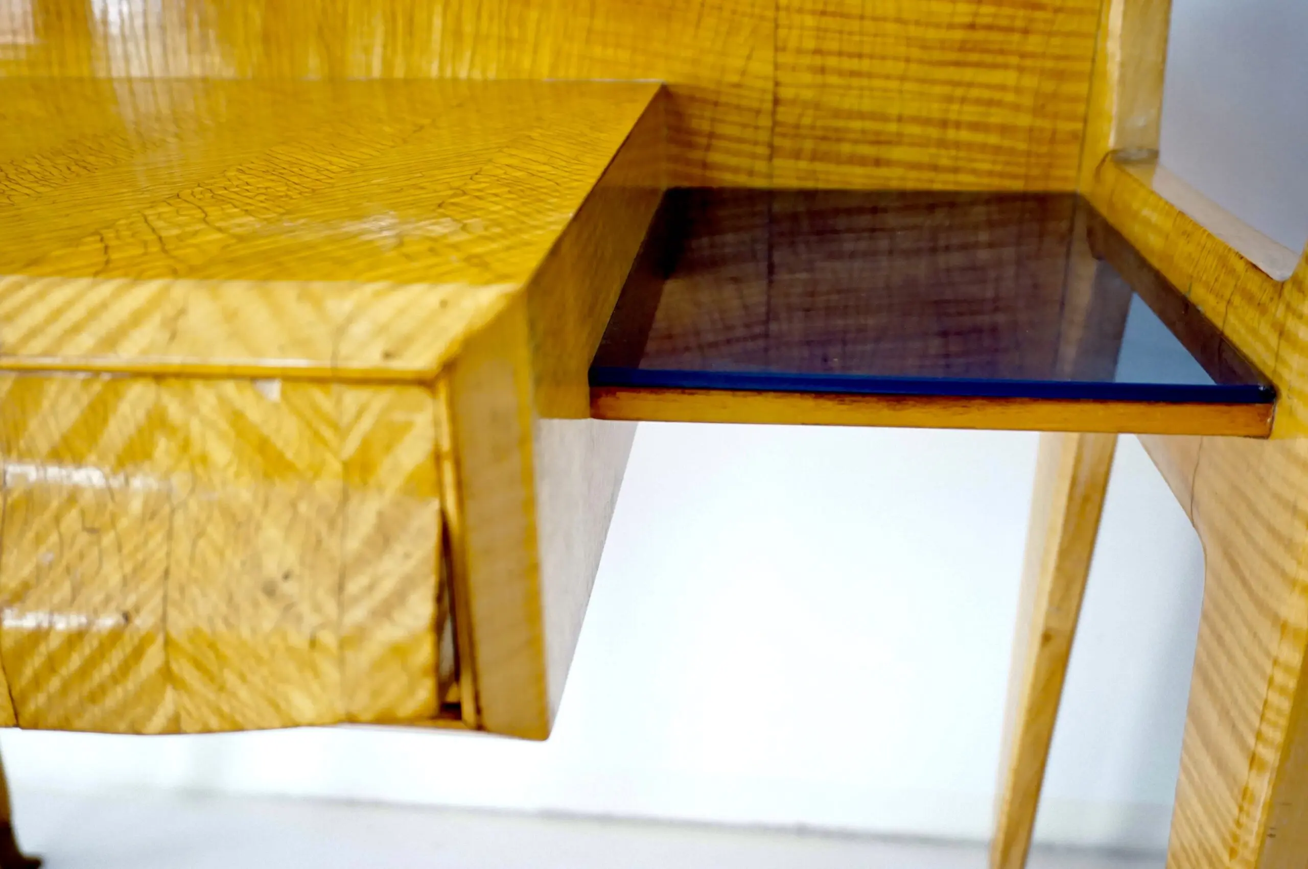 pair of Vittorio Dassi bed side tables, maple veneered, brass and glass, 1950 — photo 7
