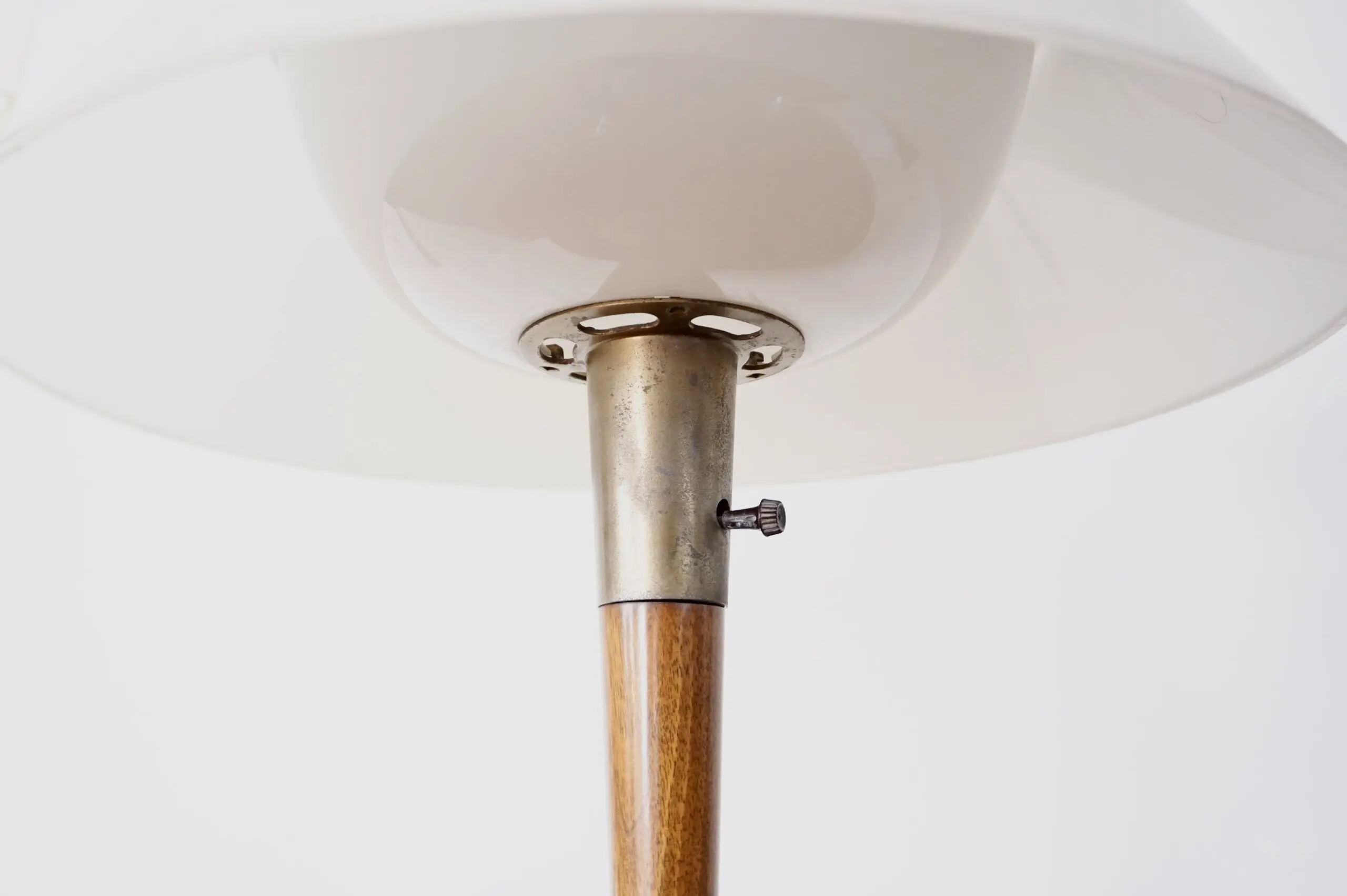 Gaetano Sciolari fine table lamp, brass, walnut, white plexiglass mod. A/1  1960 — photo 6
