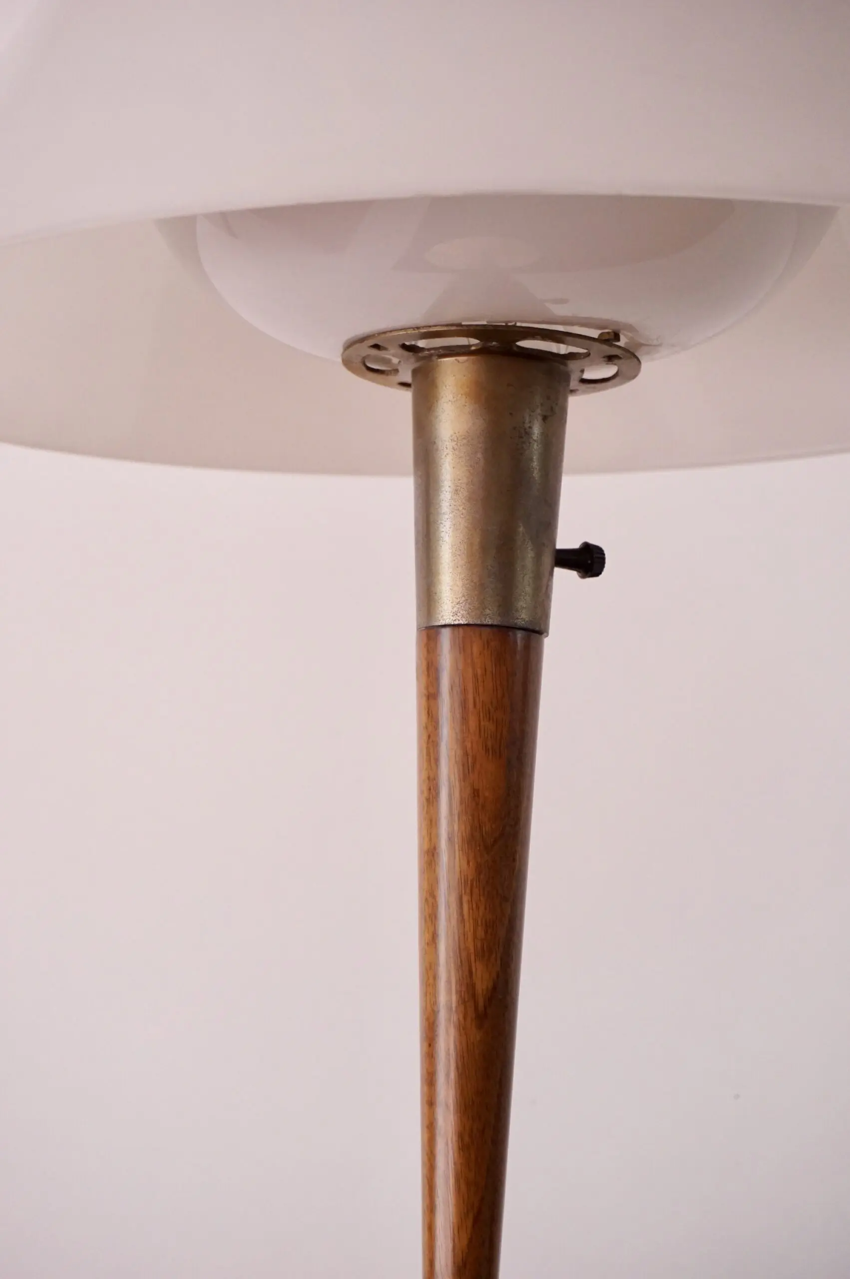 Gaetano Sciolari fine table lamp, brass, walnut, white plexiglass mod. A/1  1960 — photo 9