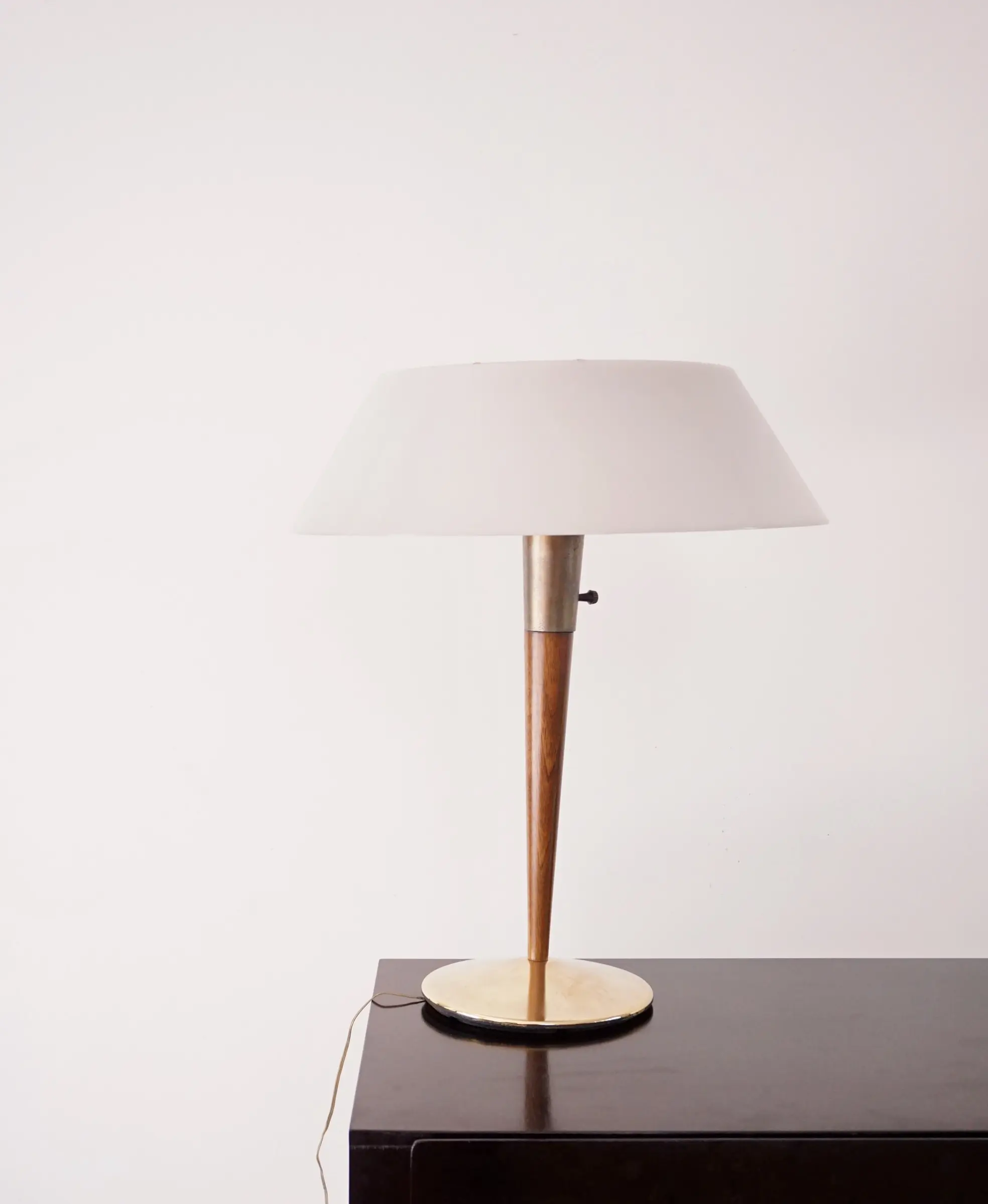 Gaetano Sciolari fine table lamp, brass, walnut, white plexiglass mod. A/1  1960 — Sciolari Gaetano
