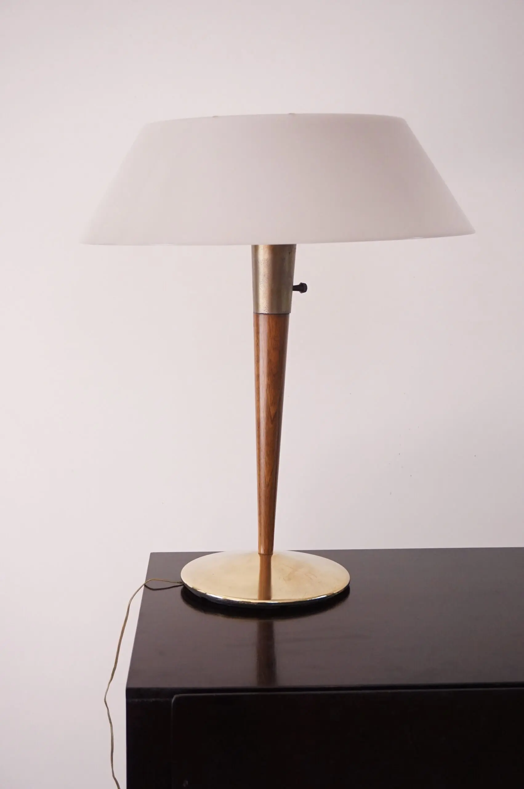 Gaetano Sciolari fine table lamp, brass, walnut, white plexiglass mod. A/1  1960 — photo 4