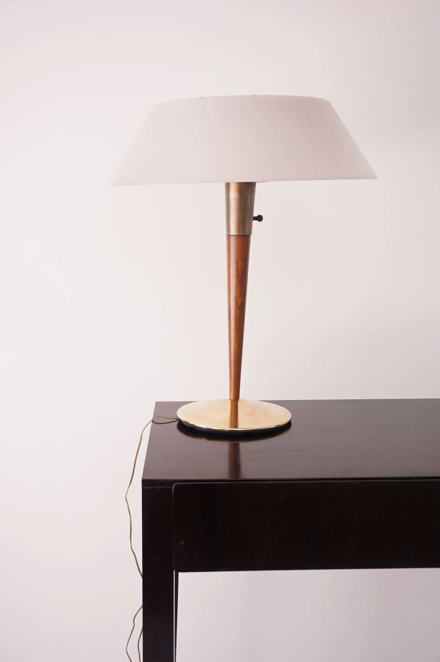Gaetano Sciolari fine table lamp, brass, walnut, white plexiglass mod. A/1  1960 — Sciolari Gaetano