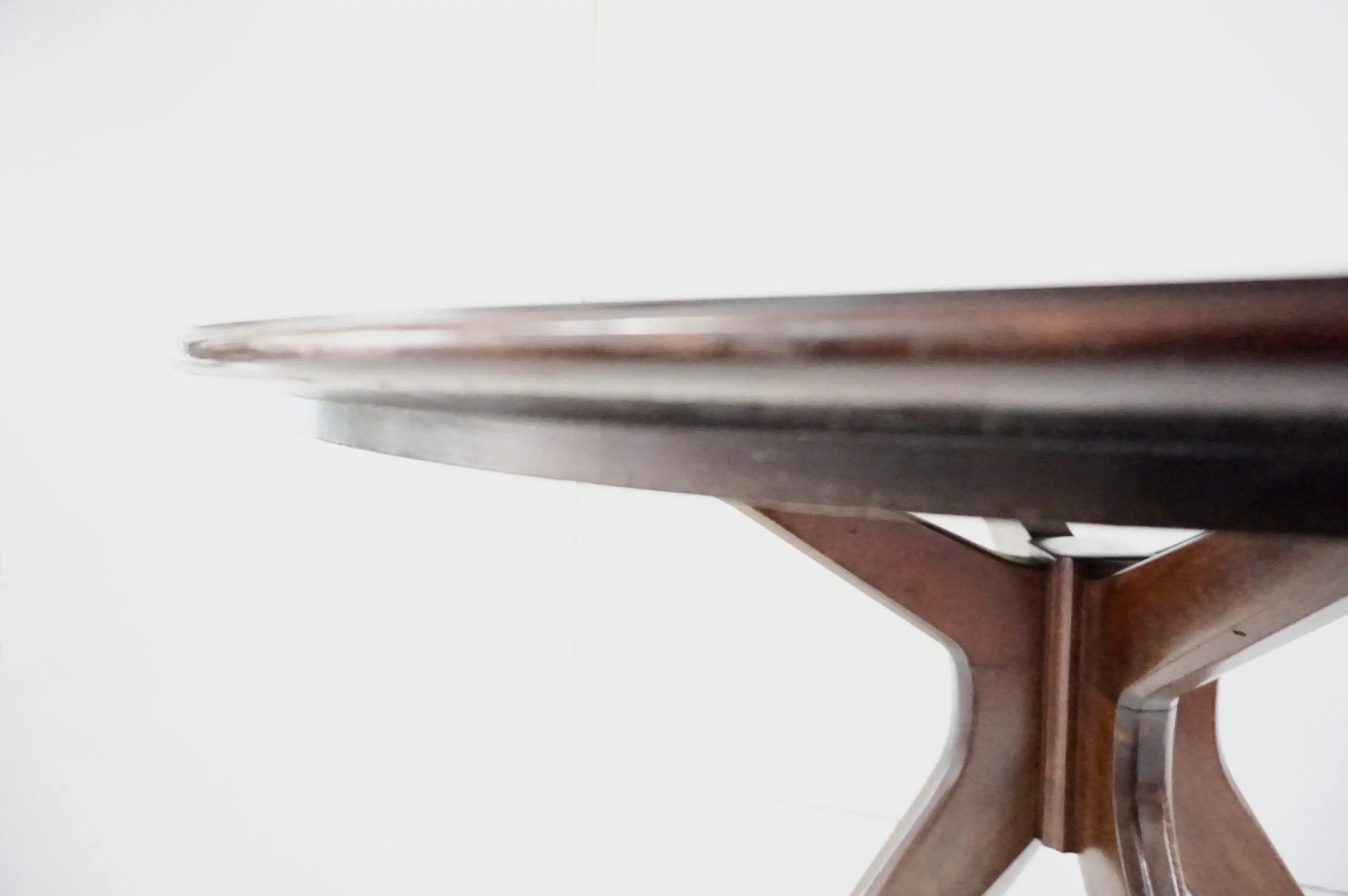 Osvaldo Borsani round dining table, walnut, four feet, circa 1951 — image 3