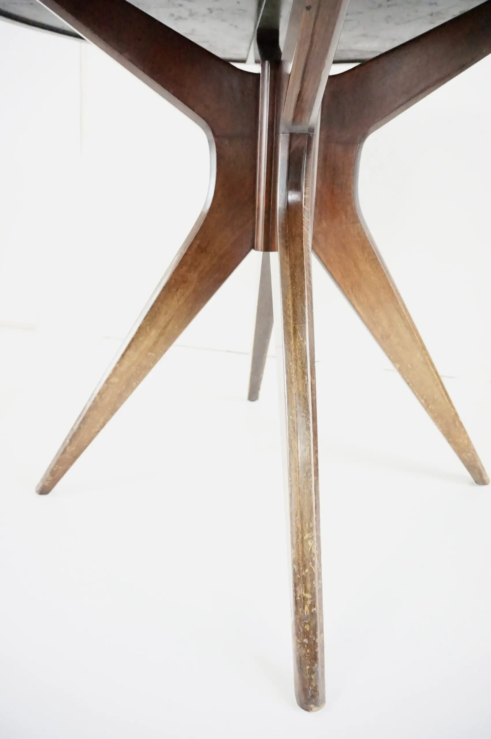 Osvaldo Borsani round dining table, walnut, four feet, circa 1951 — photo 6