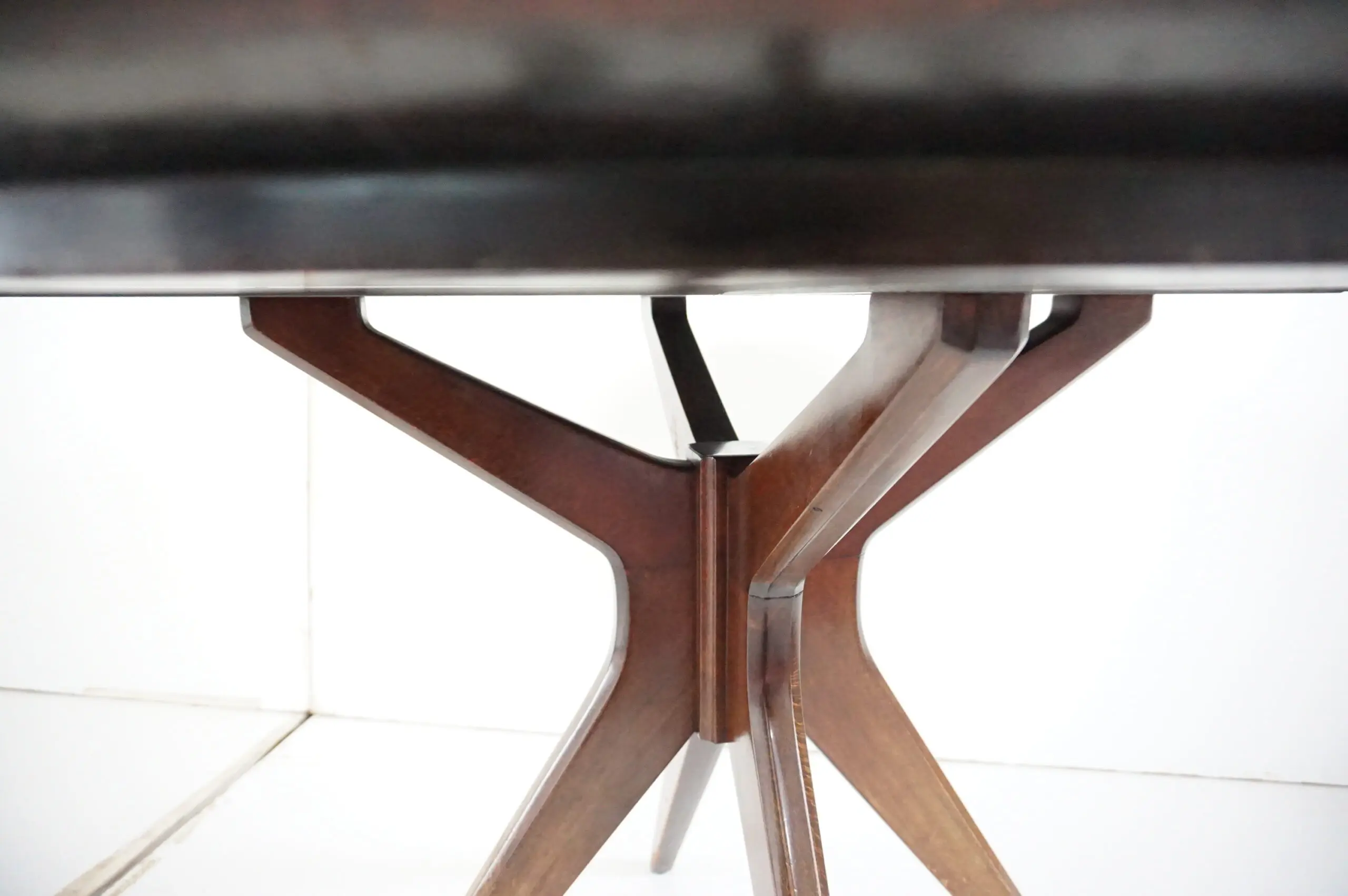 Osvaldo Borsani round dining table, walnut, four feet, circa 1951 — photo 4
