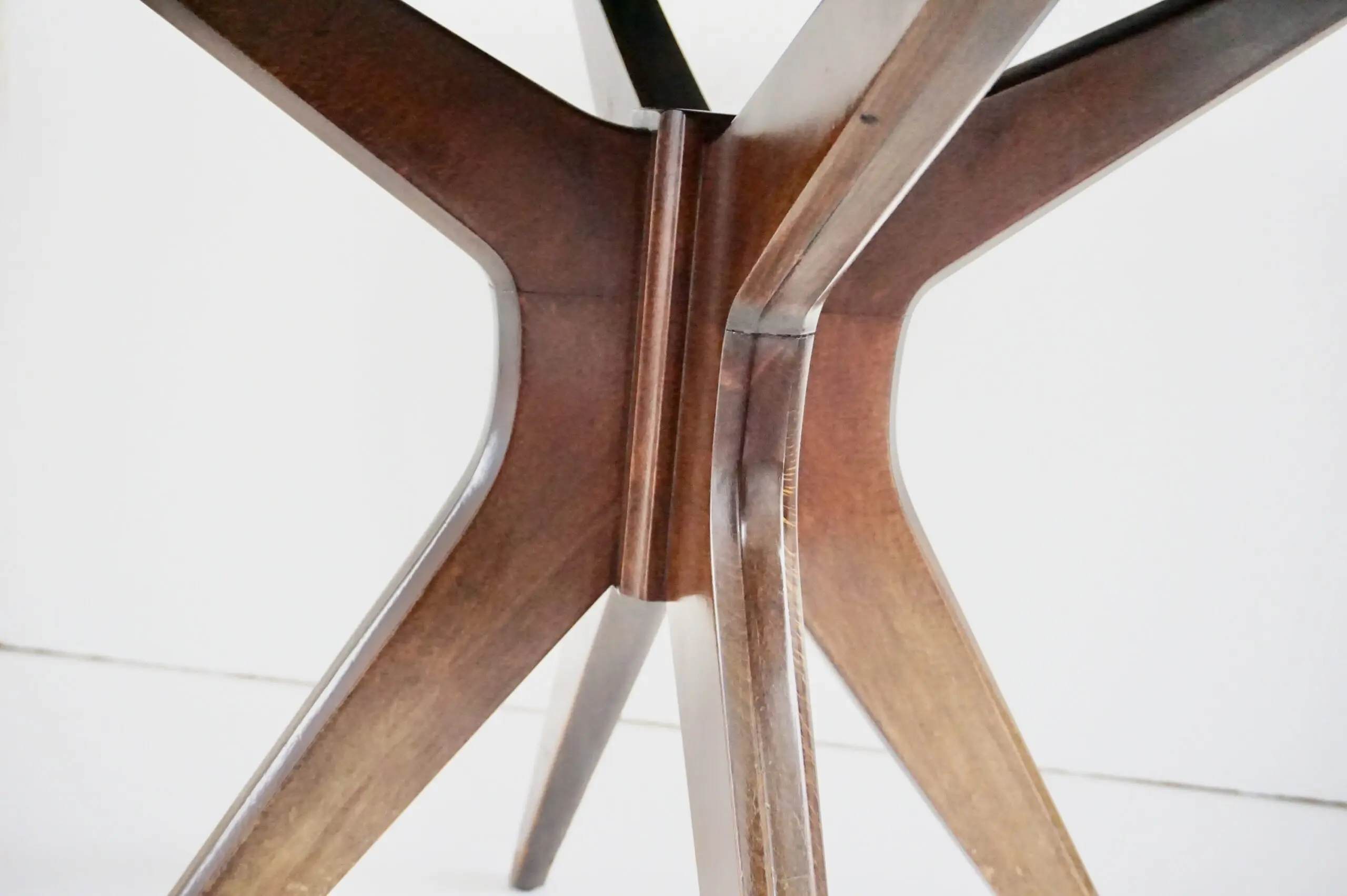 Osvaldo Borsani round dining table, walnut, four feet, circa 1951 — photo 7