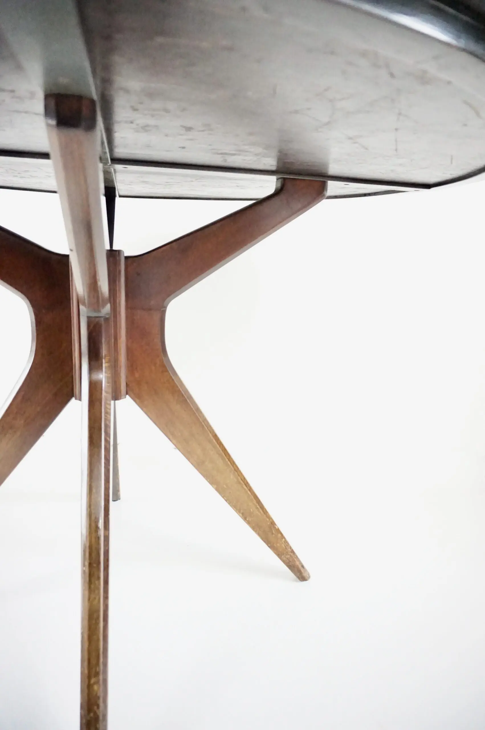 Osvaldo Borsani round dining table, walnut, four feet, circa 1951 — photo 5
