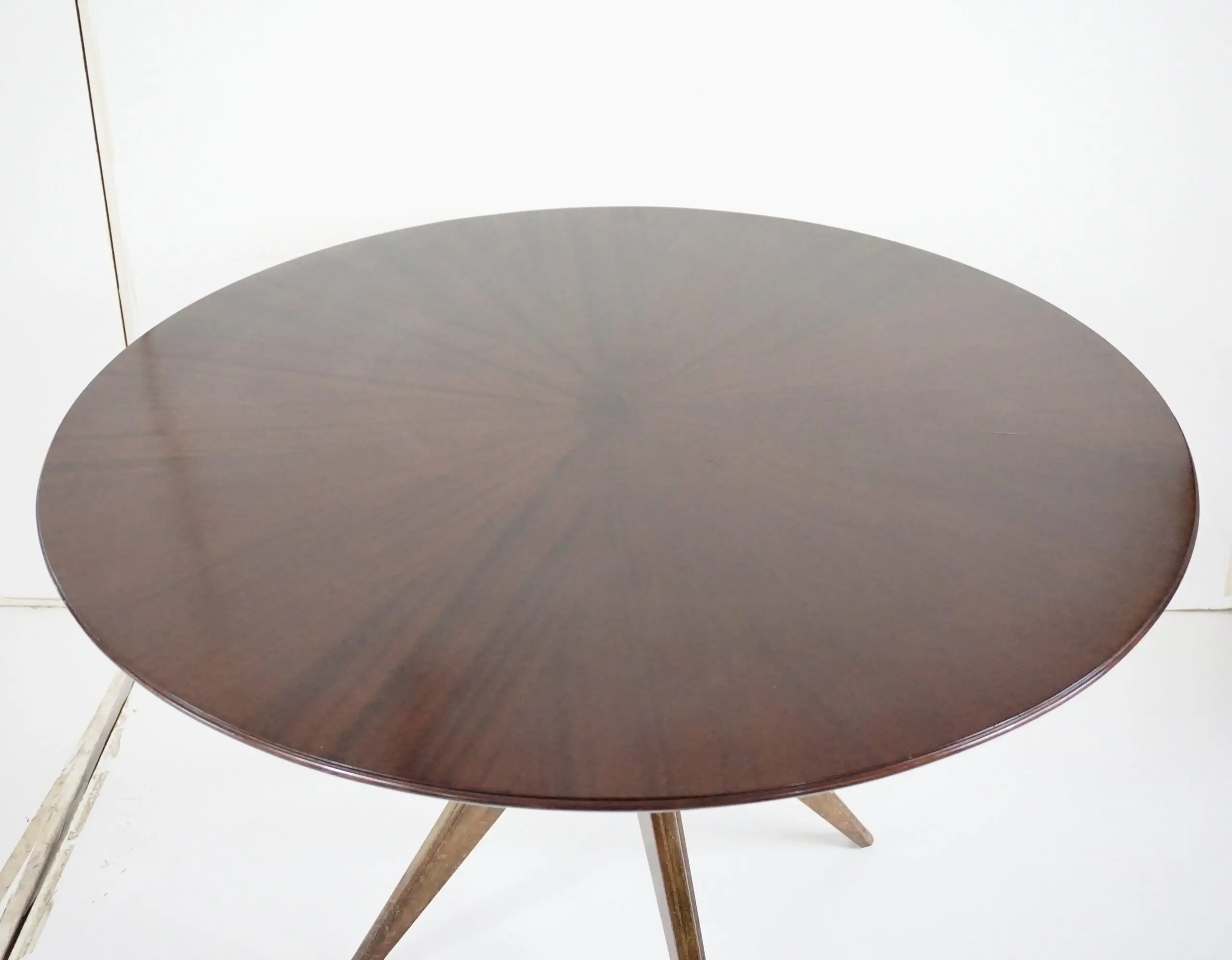 Osvaldo Borsani round dining table, walnut, four feet, circa 1951 — photo 11