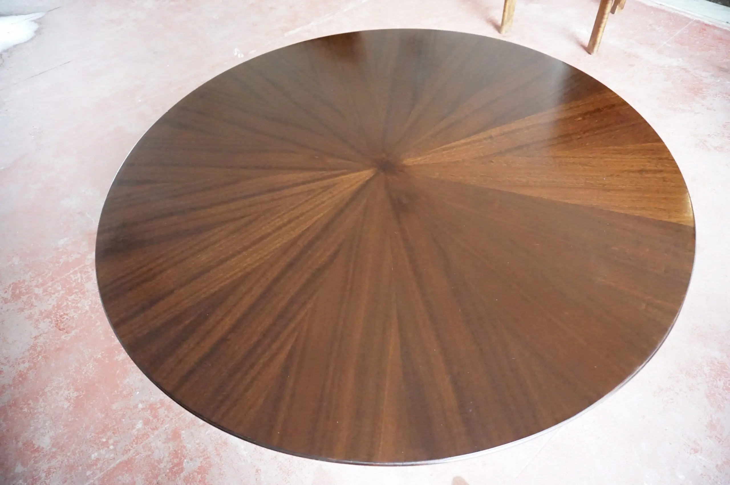 Osvaldo Borsani round dining table, walnut, four feet, circa 1951 — photo 9