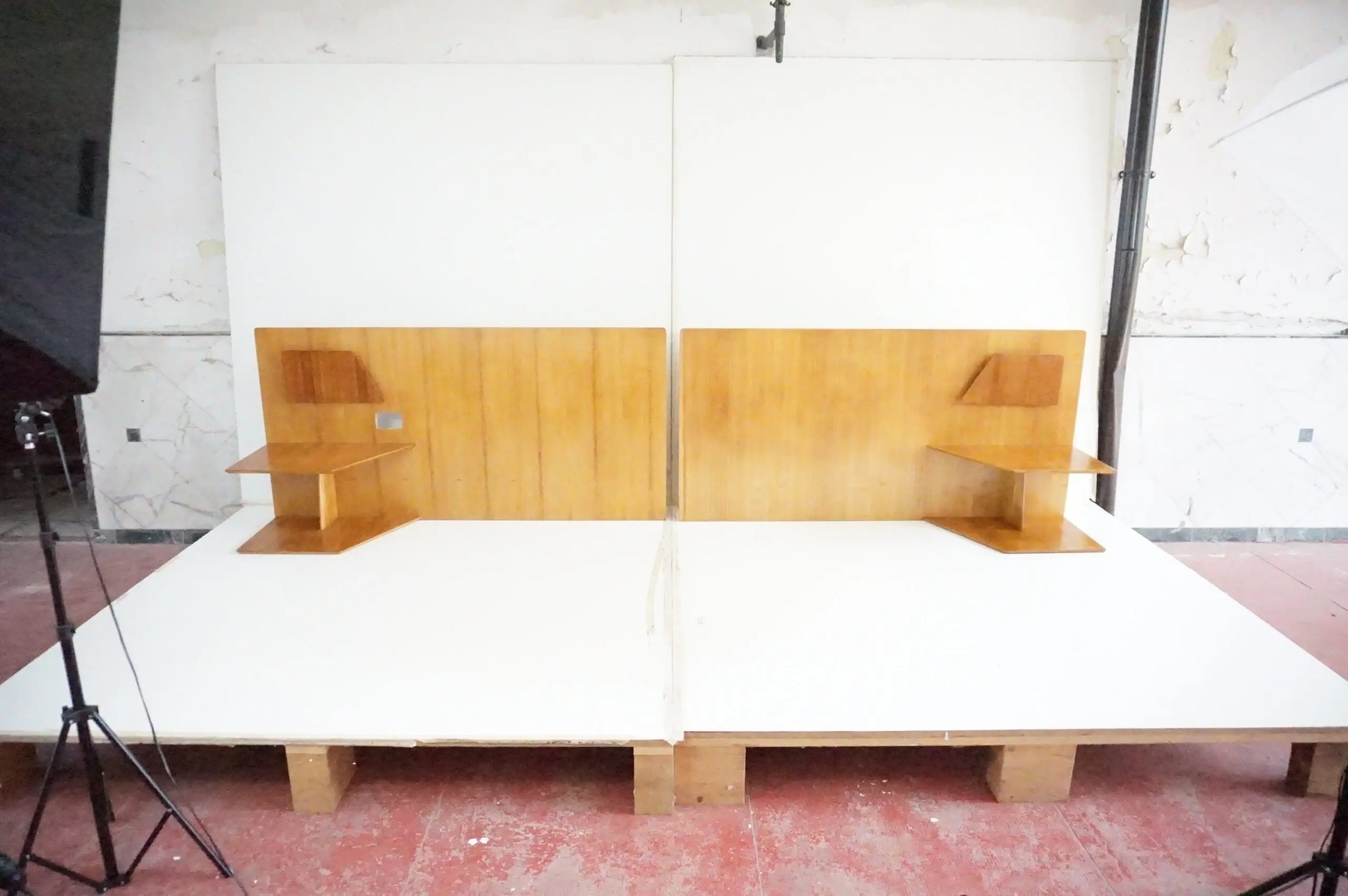 Gio Ponti pair of rare elm wood Headboards fitted bedside tables, Hotel Royal, 1955 — image 3