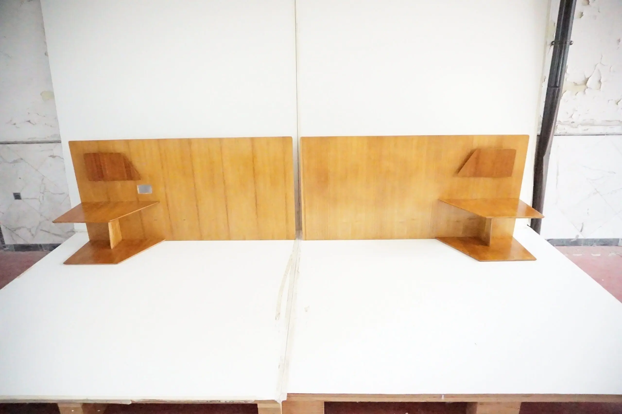 Gio Ponti pair of rare elm wood Headboards fitted bedside tables, Hotel Royal, 1955 — image 2