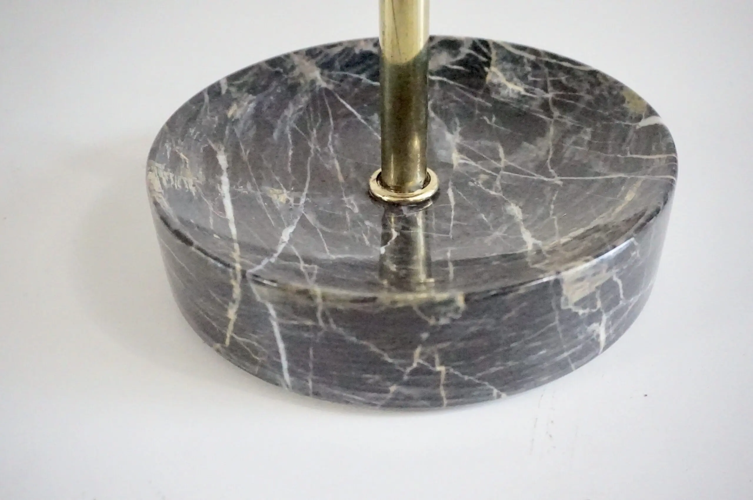 round  gueridon side table brass, marble and walnut, C6, Lorenzo Ciompi, 2025 — photo 13