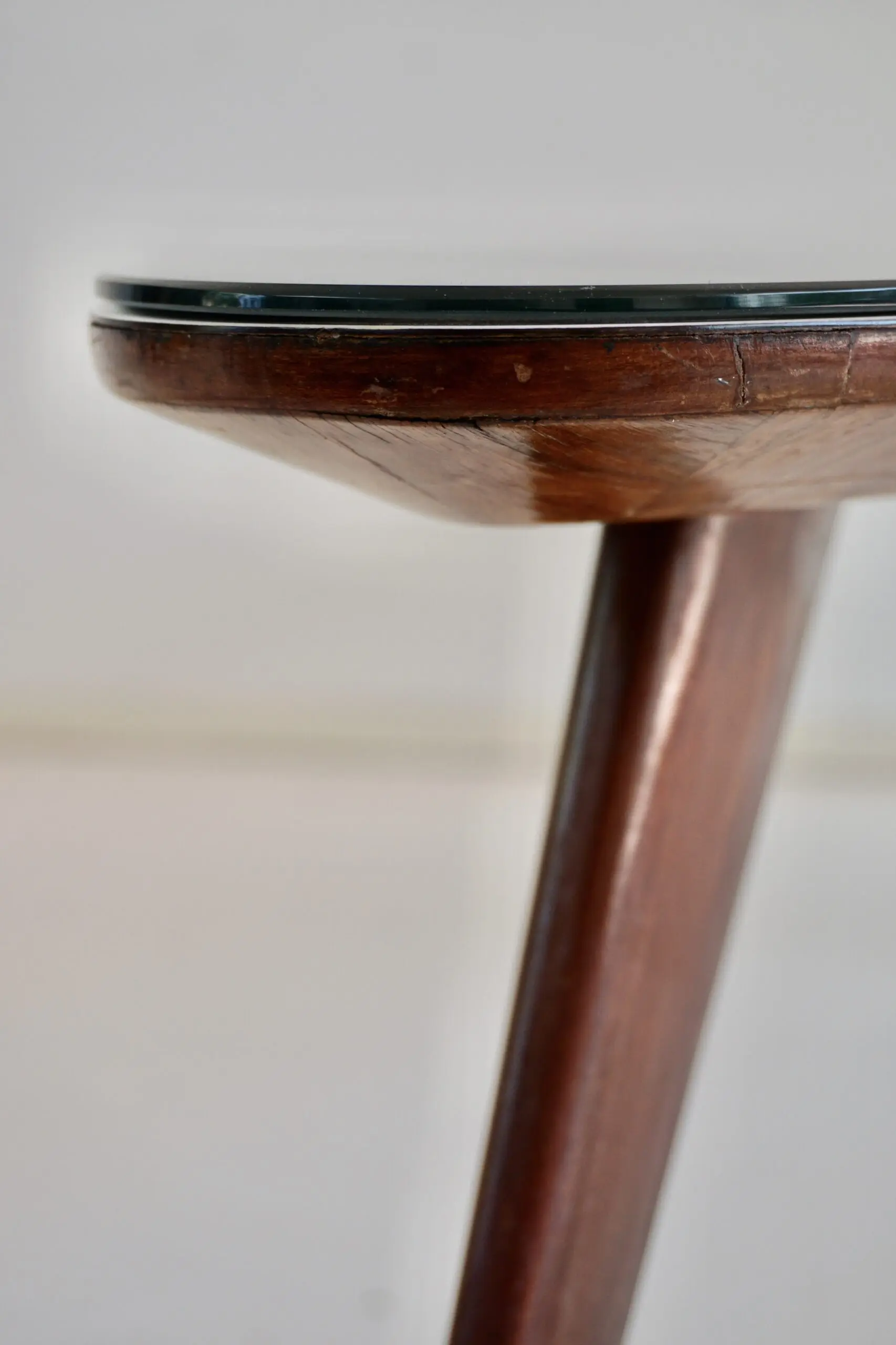large Cesare Lacca walnut coffee table, three feet irregular shape, mirrored top — photo 9
