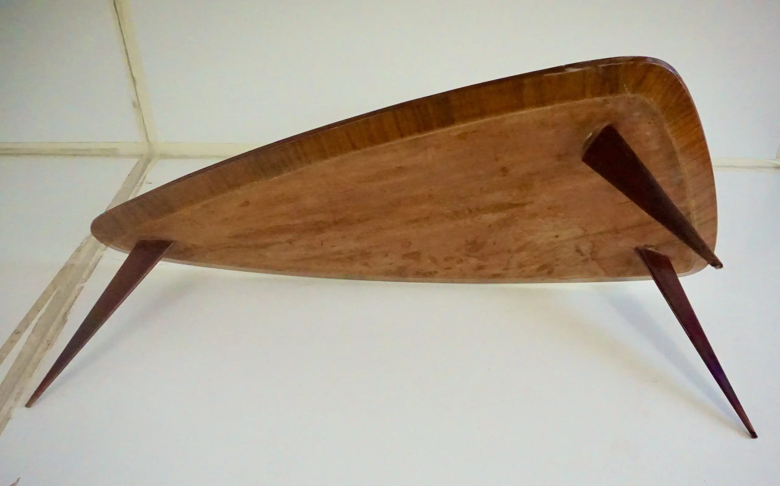 large Cesare Lacca walnut coffee table, three feet irregular shape, mirrored top — photo 13