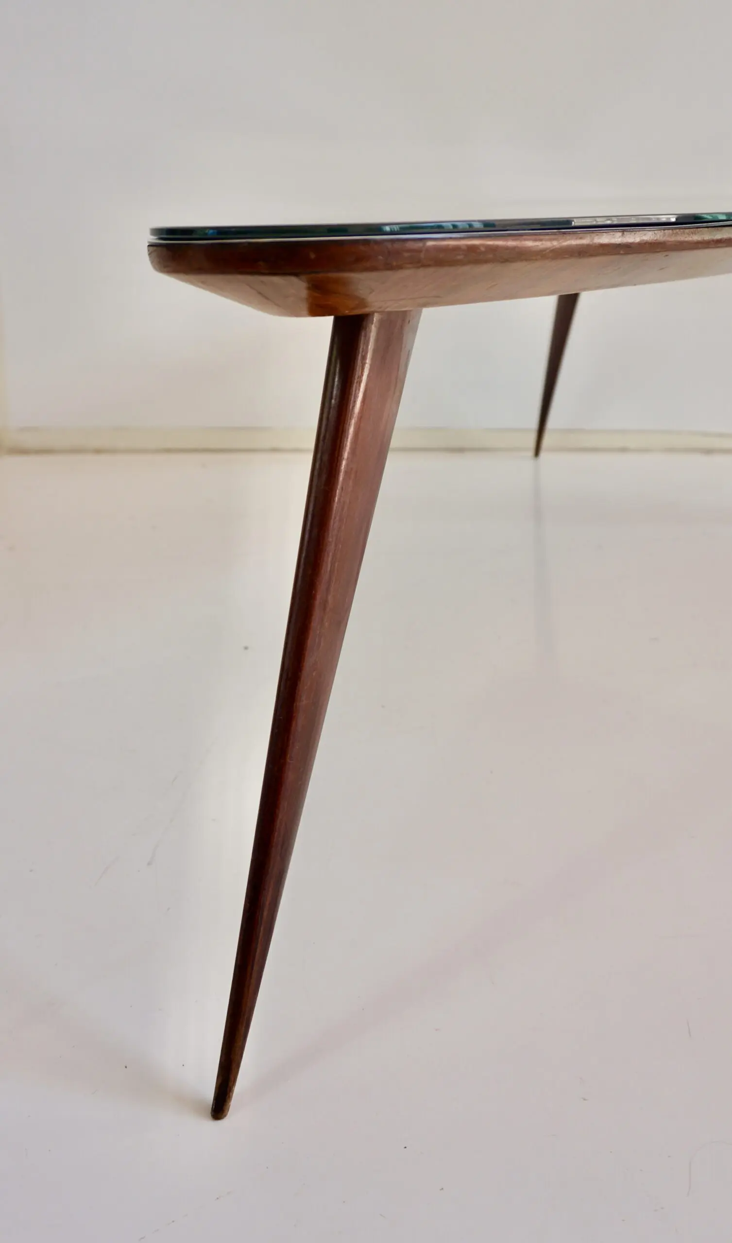 large Cesare Lacca walnut coffee table, three feet irregular shape, mirrored top — photo 7
