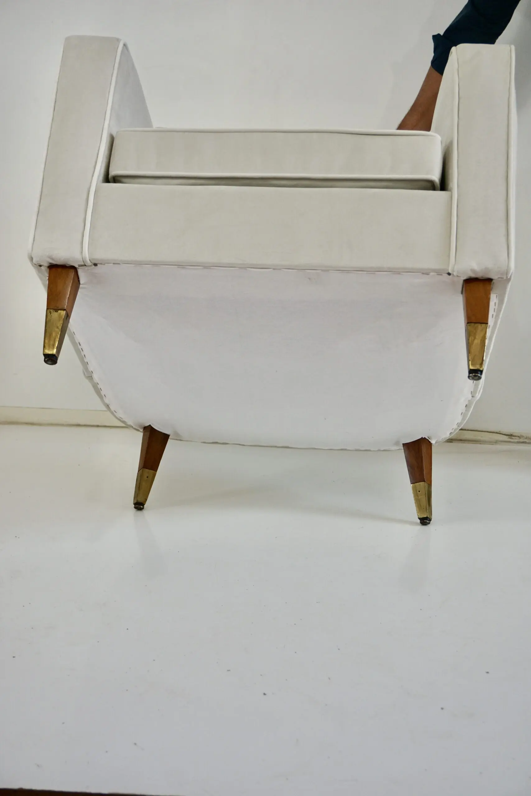 pair of GIO PONTI armchairs white velvet  brass feet for private residence 1955 — photo 20