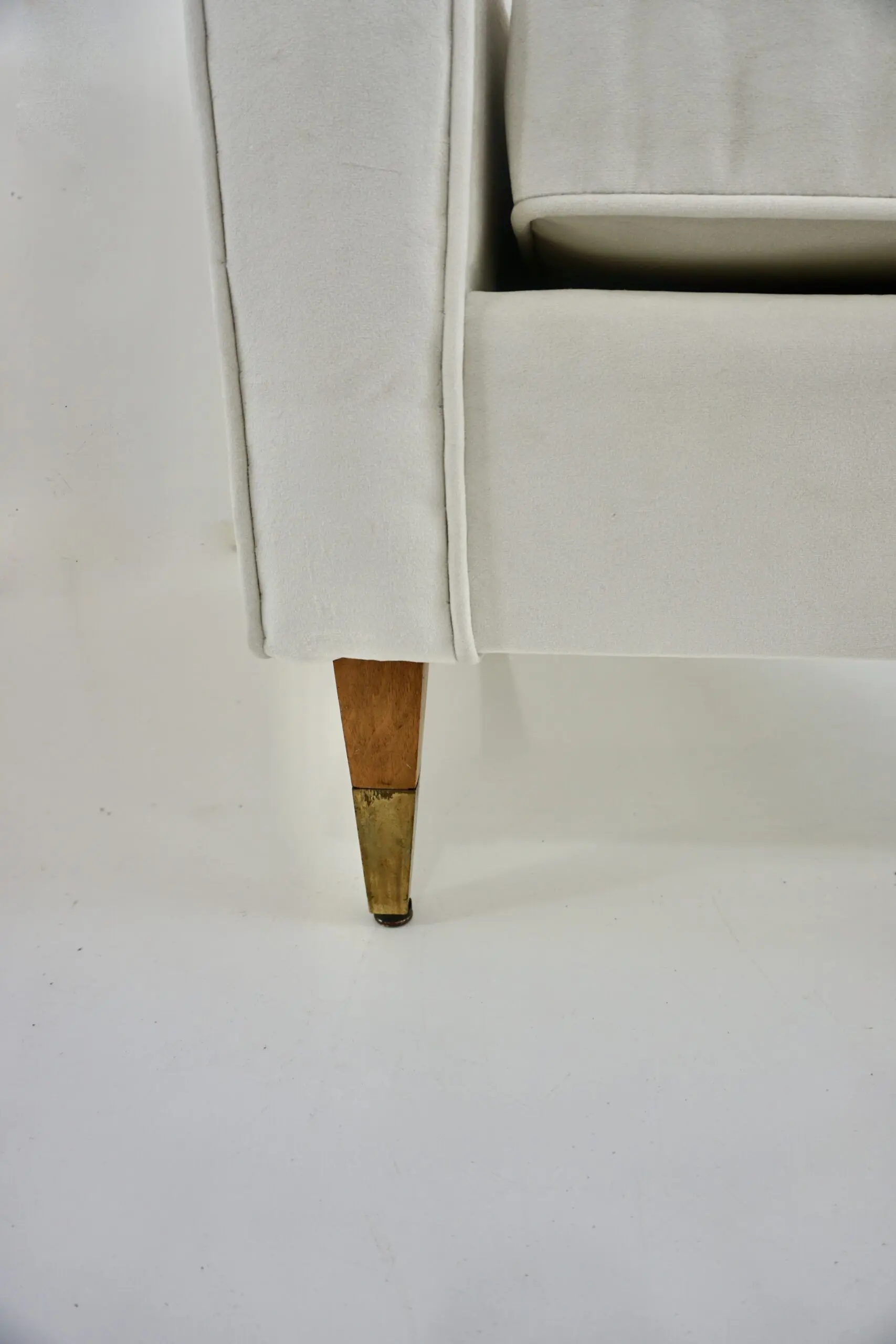 pair of GIO PONTI armchairs white velvet  brass feet for private residence 1955 — photo 16