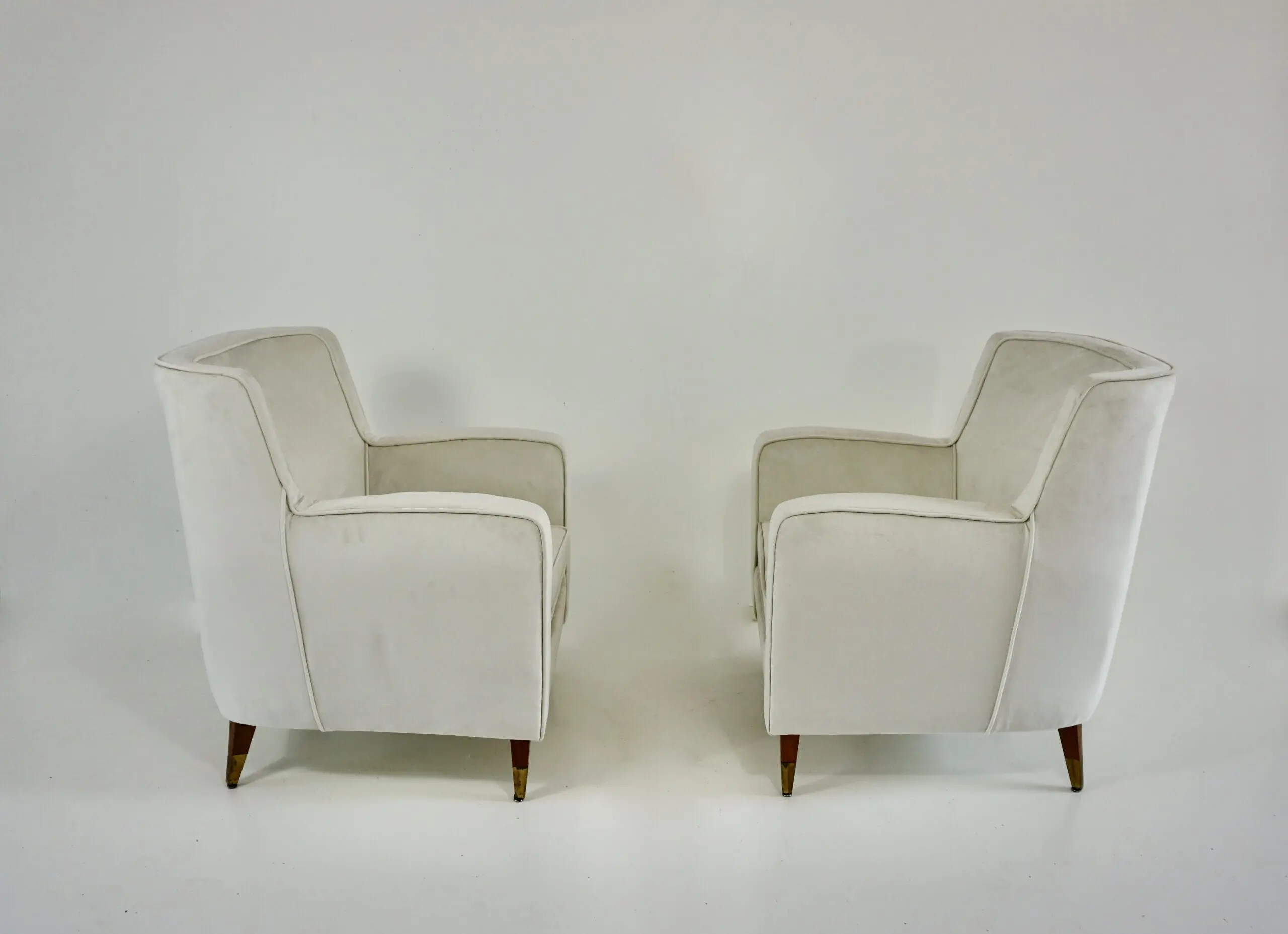 pair of GIO PONTI armchairs white velvet  brass feet for private residence 1955 — Gio Ponti