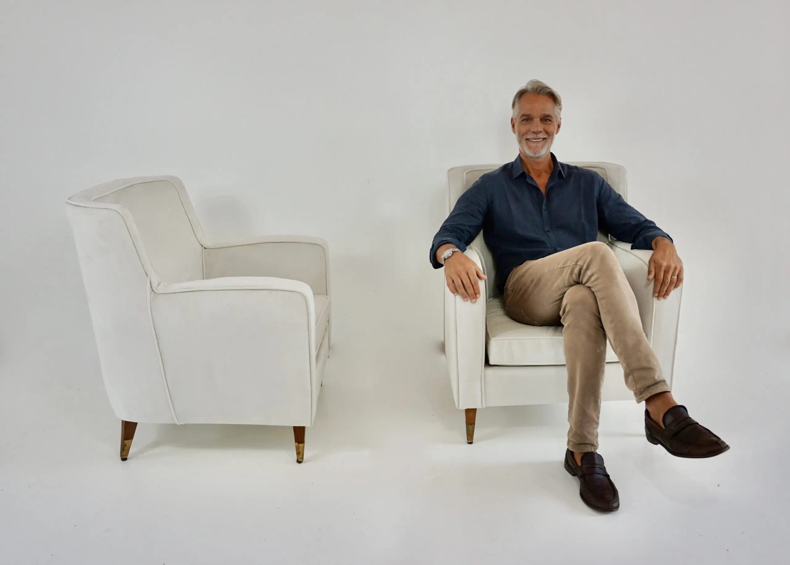 pair of GIO PONTI armchairs white velvet  brass feet for private residence 1955 — photo 21