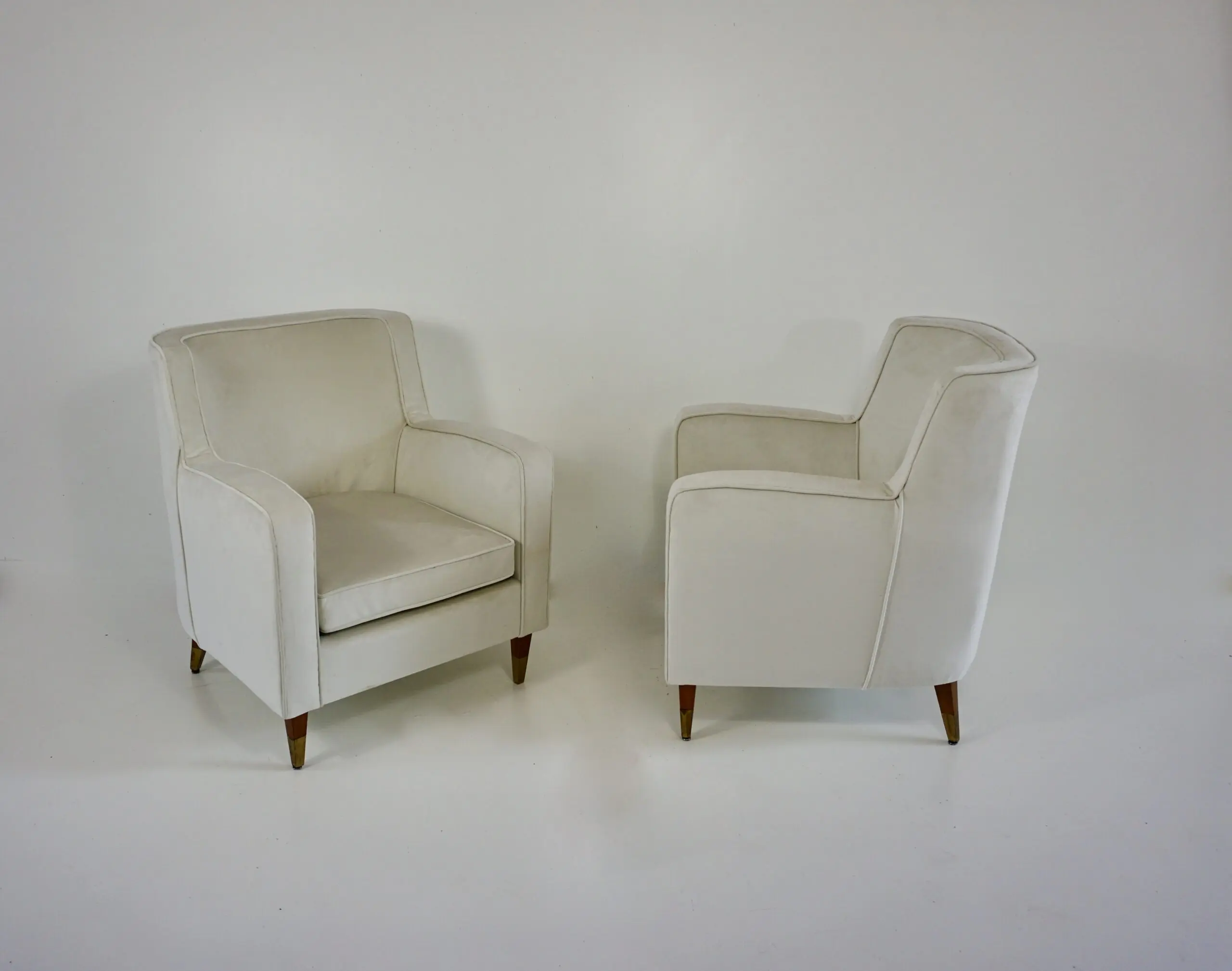 pair of GIO PONTI armchairs white velvet  brass feet for private residence 1955 — image 3