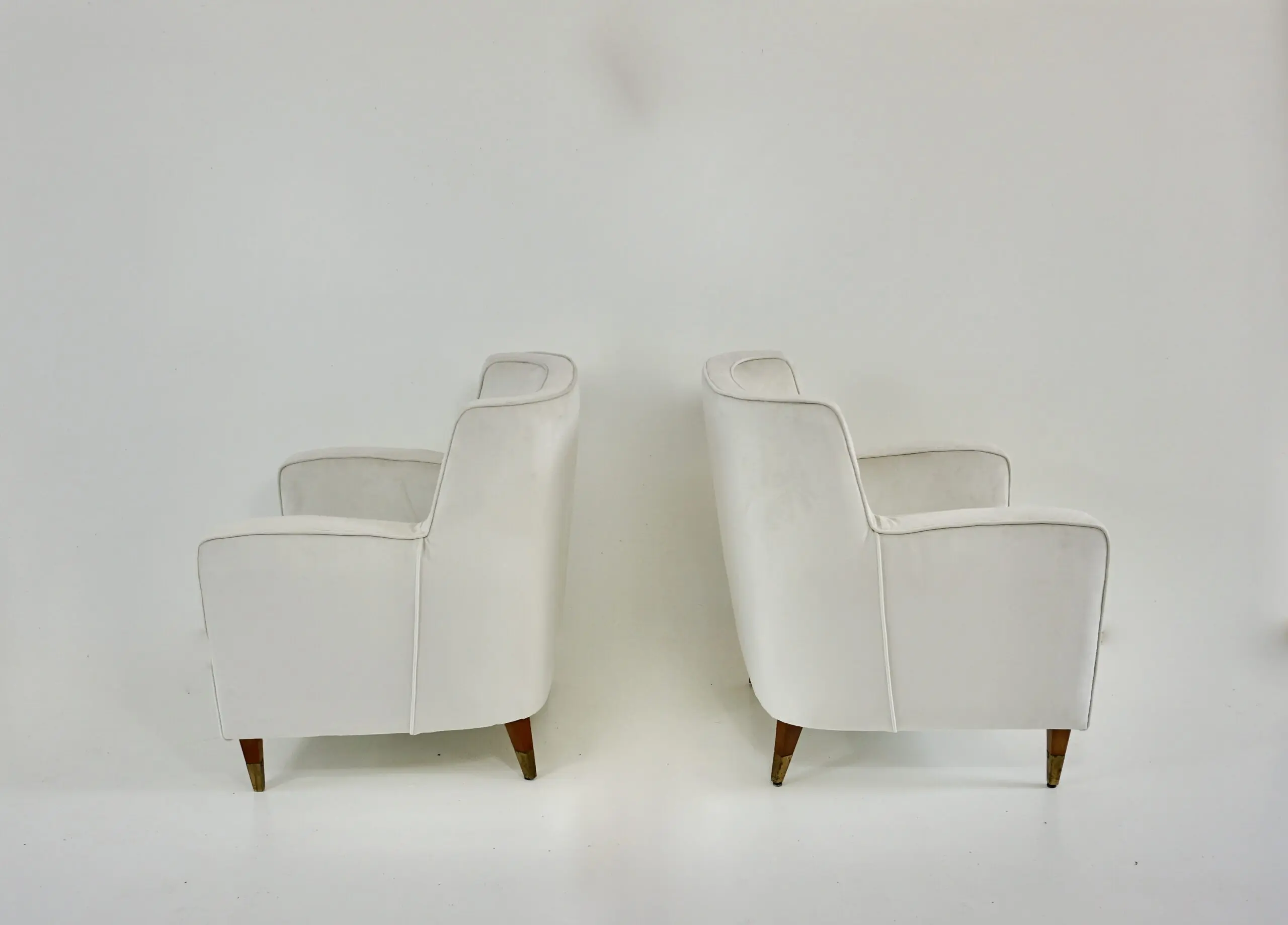 pair of GIO PONTI armchairs white velvet  brass feet for private residence 1955 — photo 9