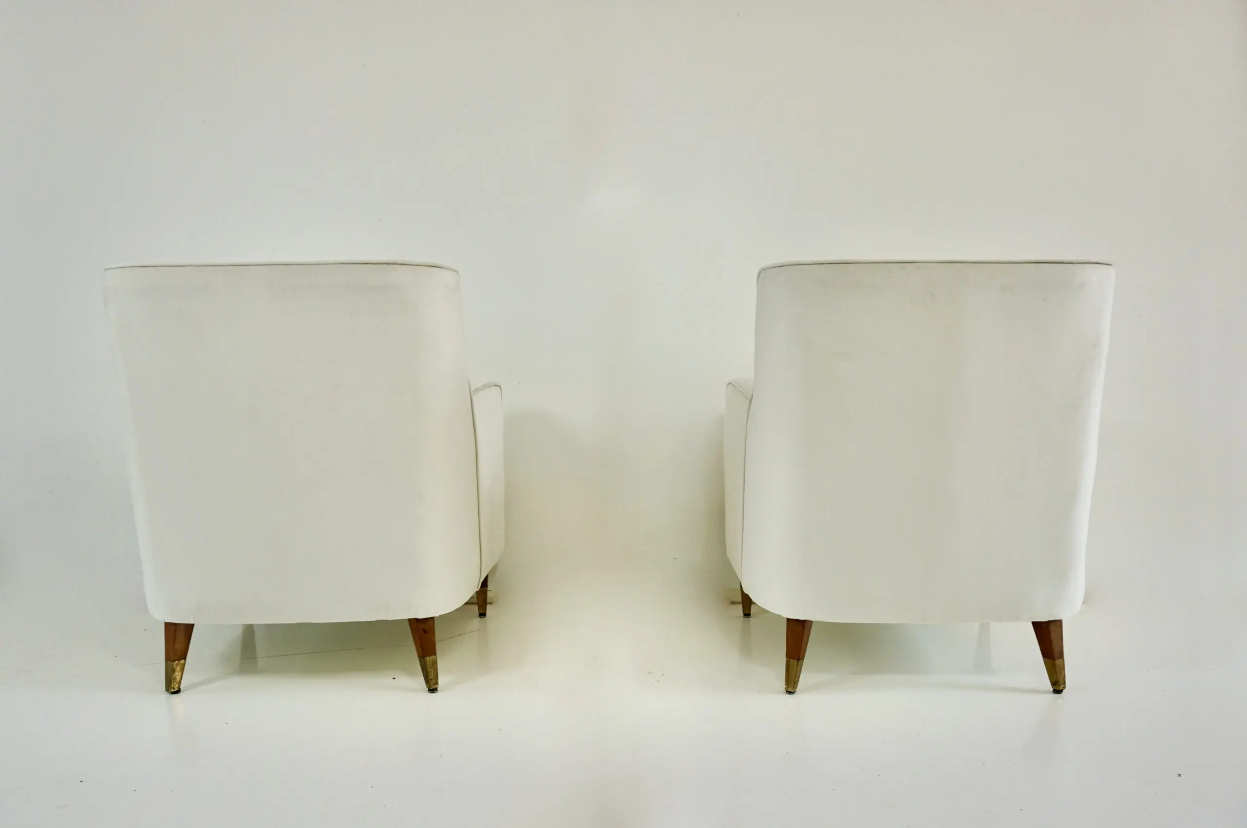 pair of GIO PONTI armchairs white velvet  brass feet for private residence 1955 — photo 8
