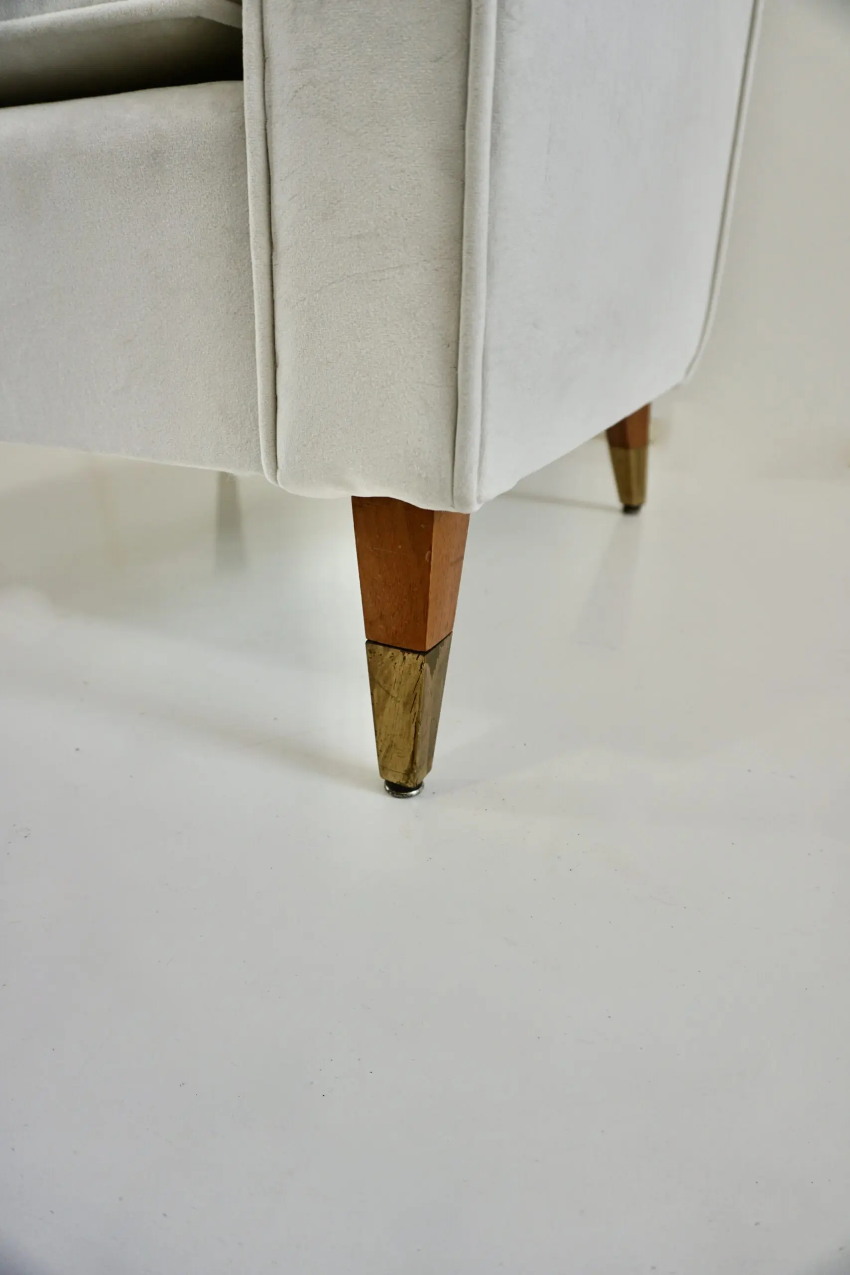 pair of GIO PONTI armchairs white velvet  brass feet for private residence 1955 — photo 12