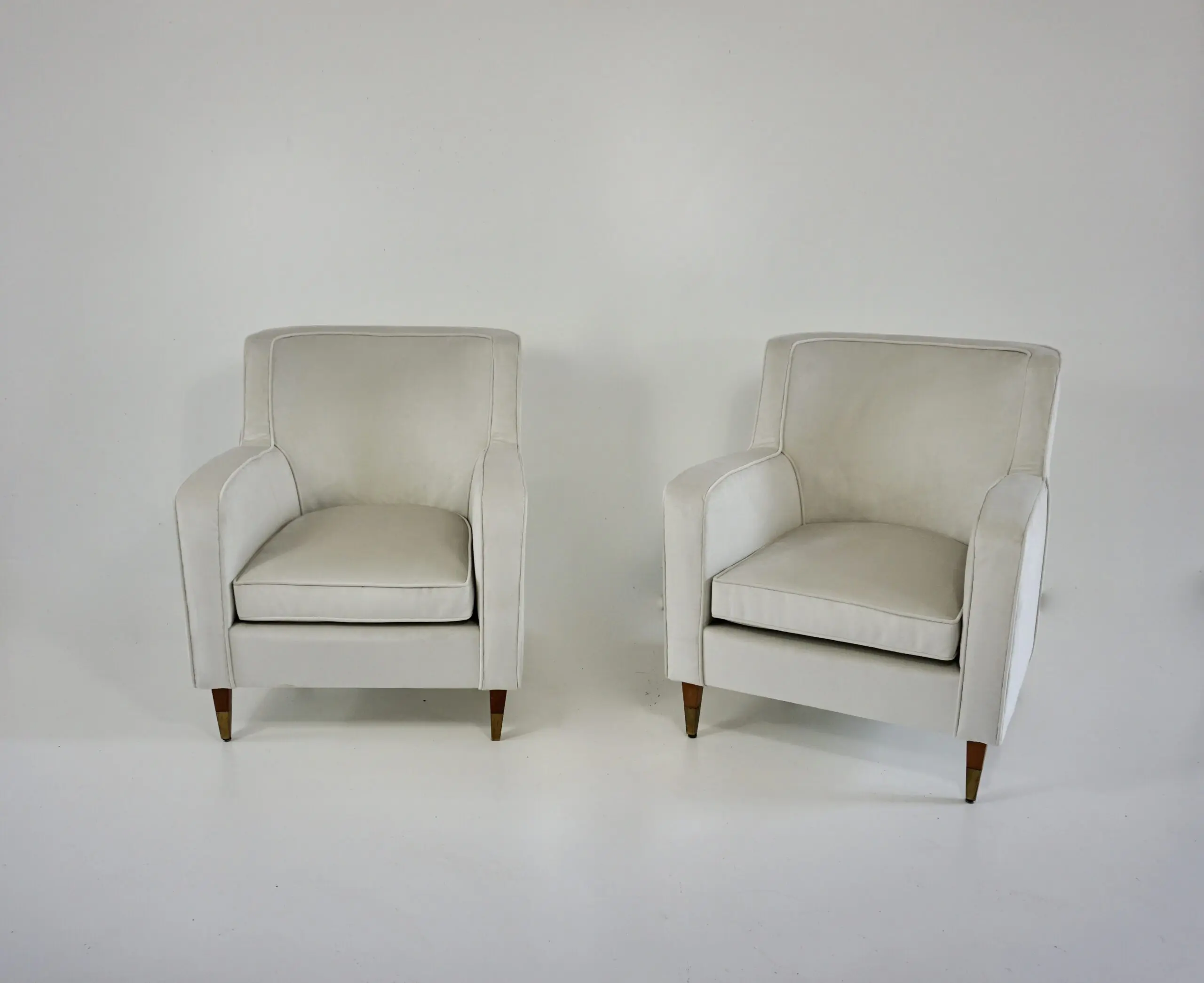 pair of GIO PONTI armchairs white velvet  brass feet for private residence 1955 — photo 4