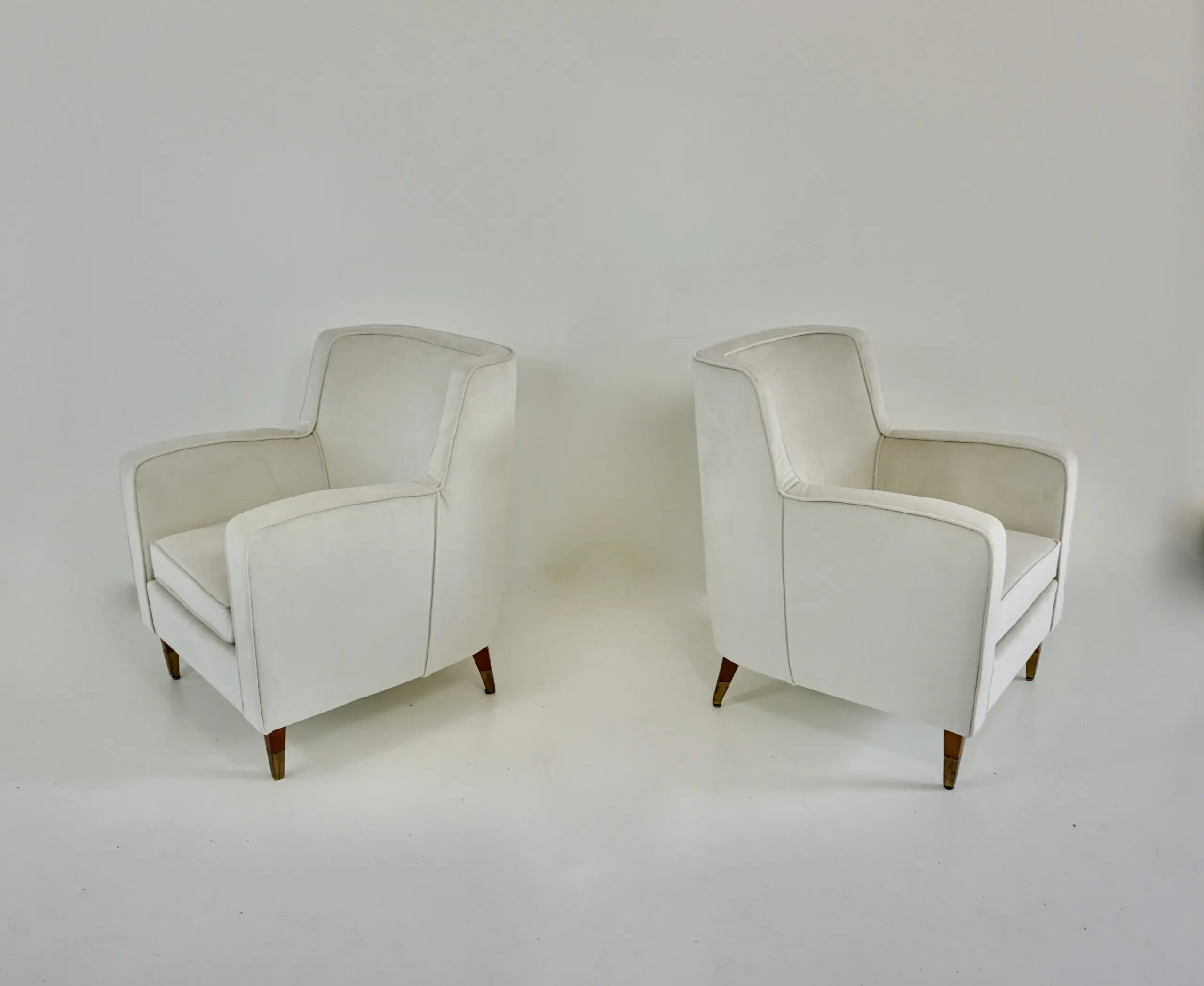 pair of GIO PONTI armchairs white velvet  brass feet for private residence 1955 — photo 6