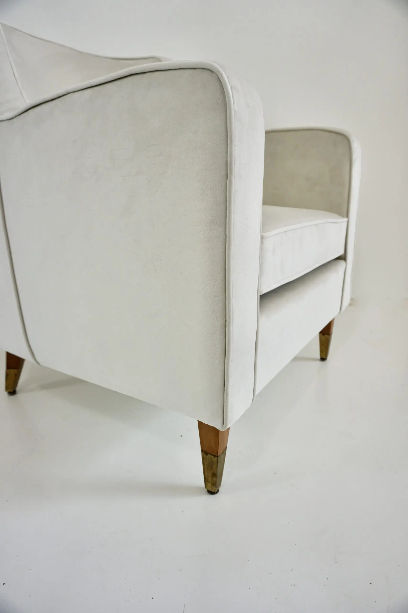 pair of GIO PONTI armchairs white velvet  brass feet for private residence 1955 — photo 13
