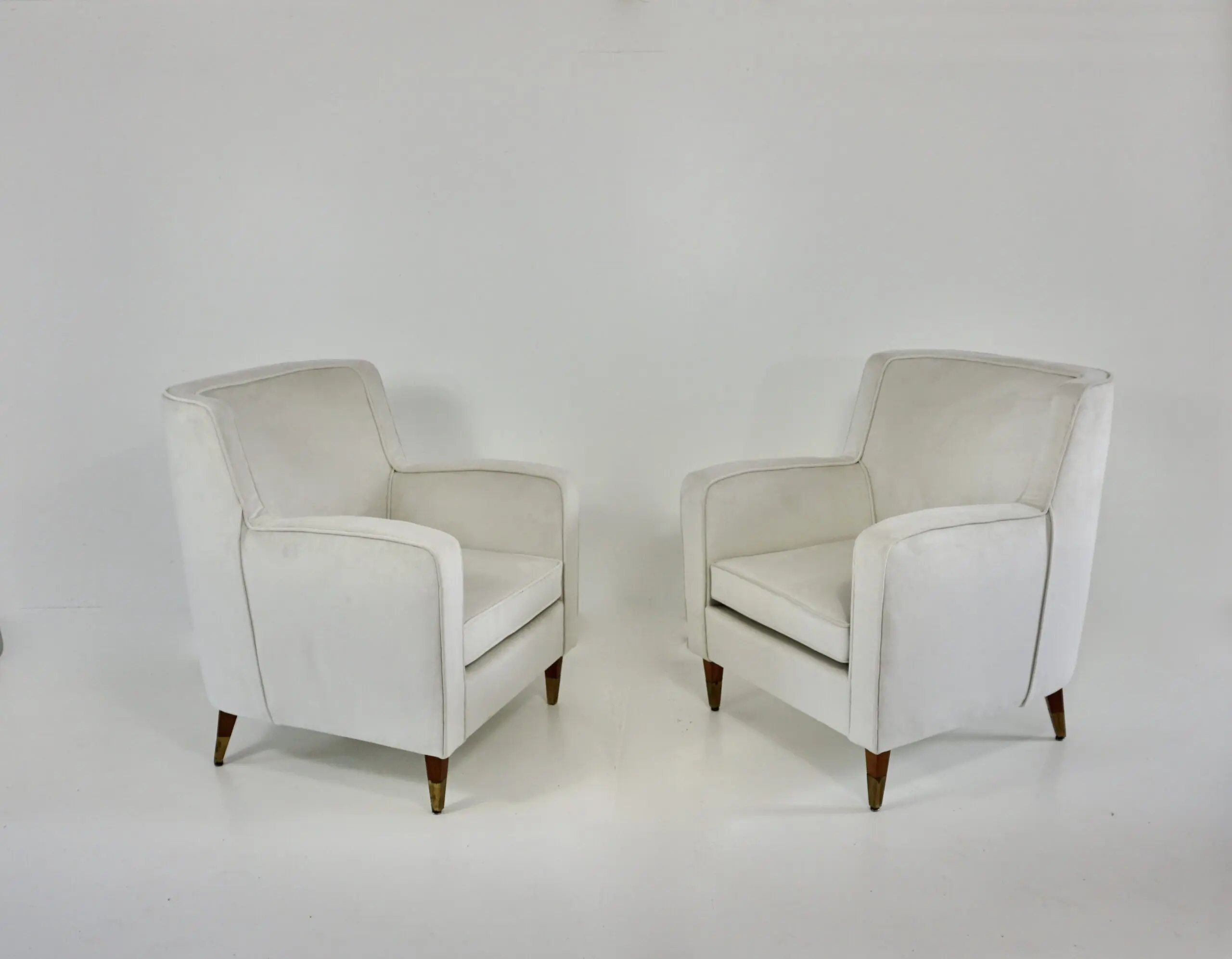 pair of GIO PONTI armchairs white velvet  brass feet for private residence 1955 — image 2
