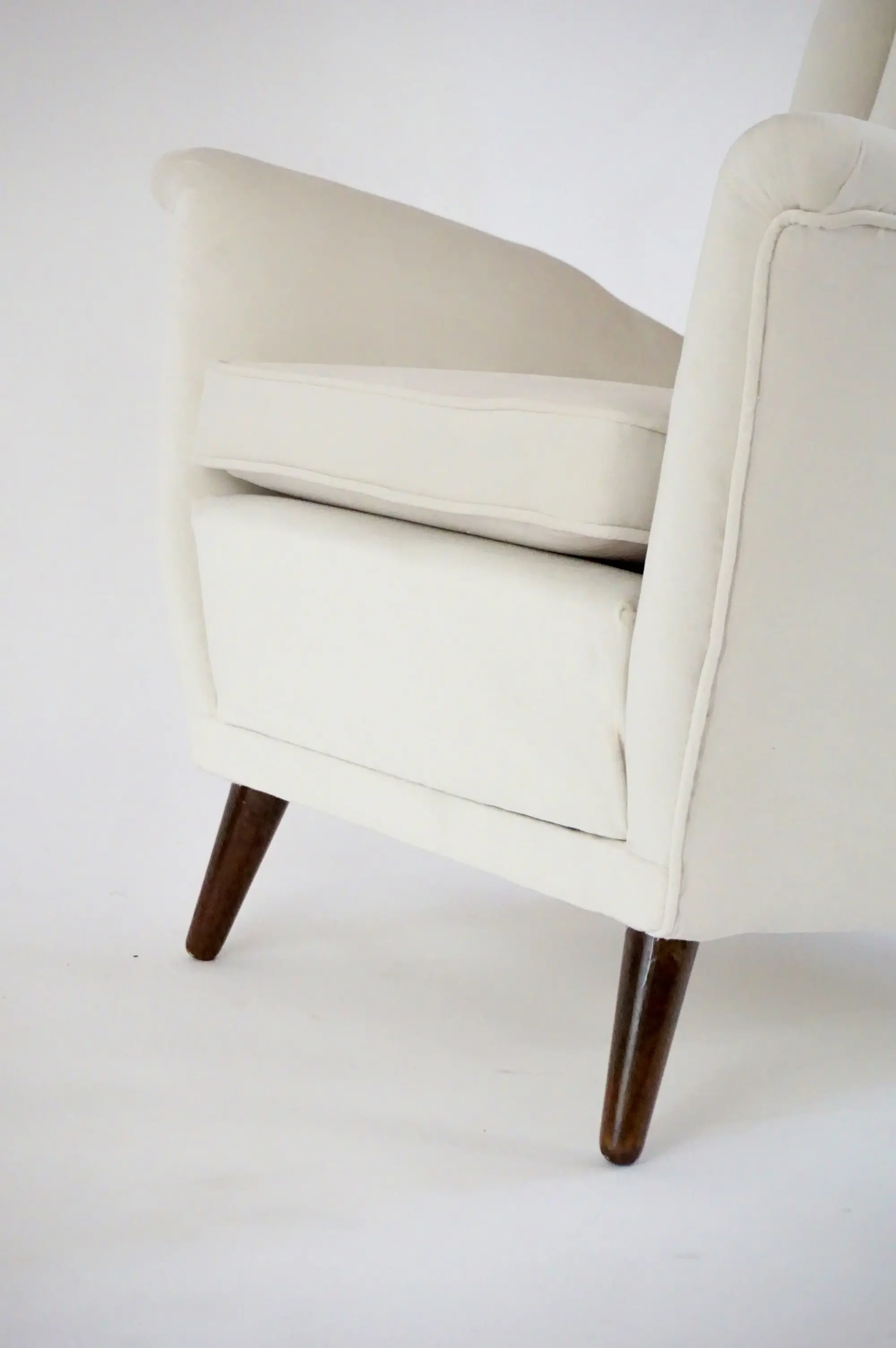 Gio Ponti ivory wingback armchair, model n. 512 by Cassina, 1950 — photo 13