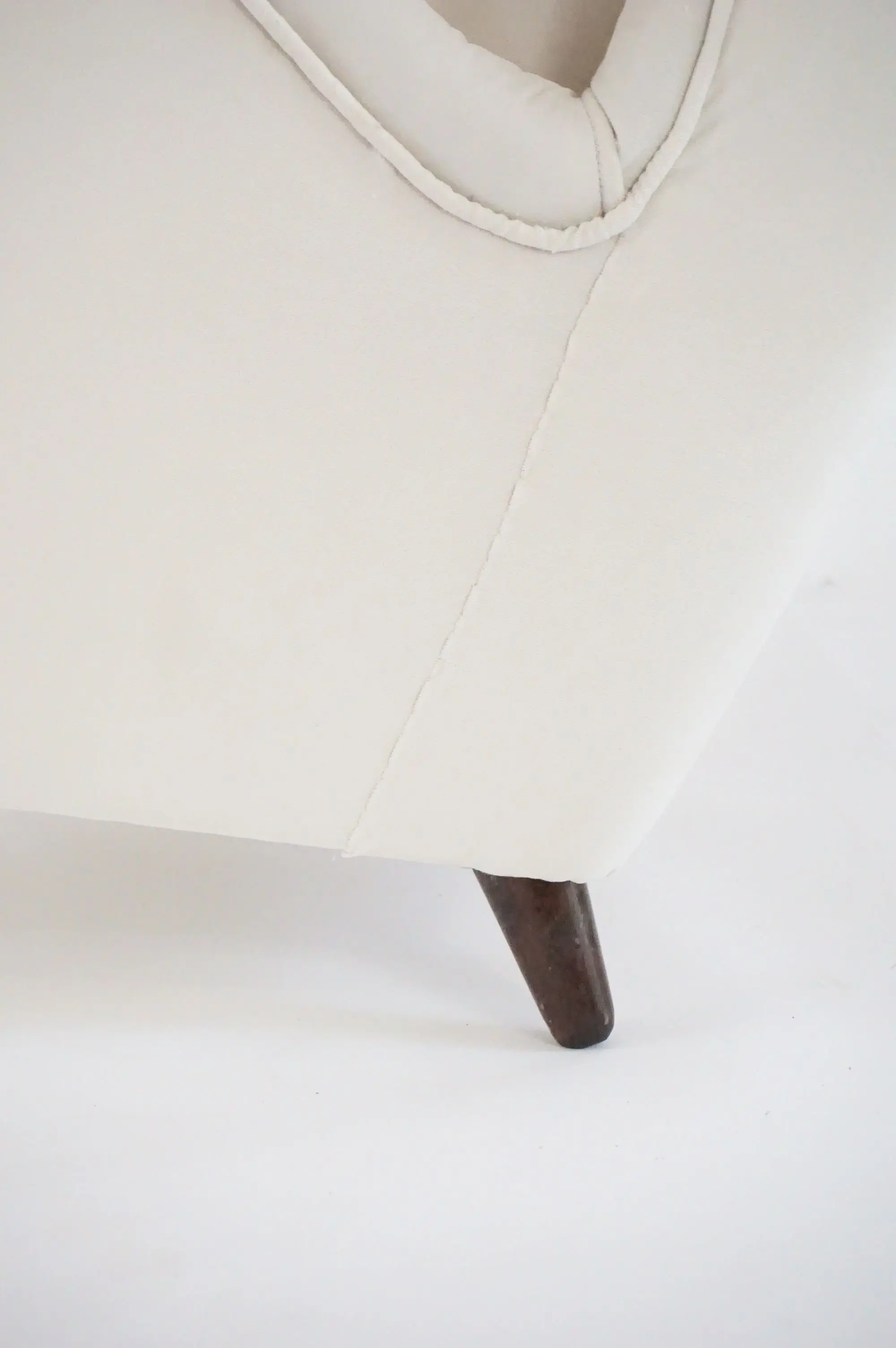 Gio Ponti ivory wingback armchair, model n. 512 by Cassina, 1950 — photo 11