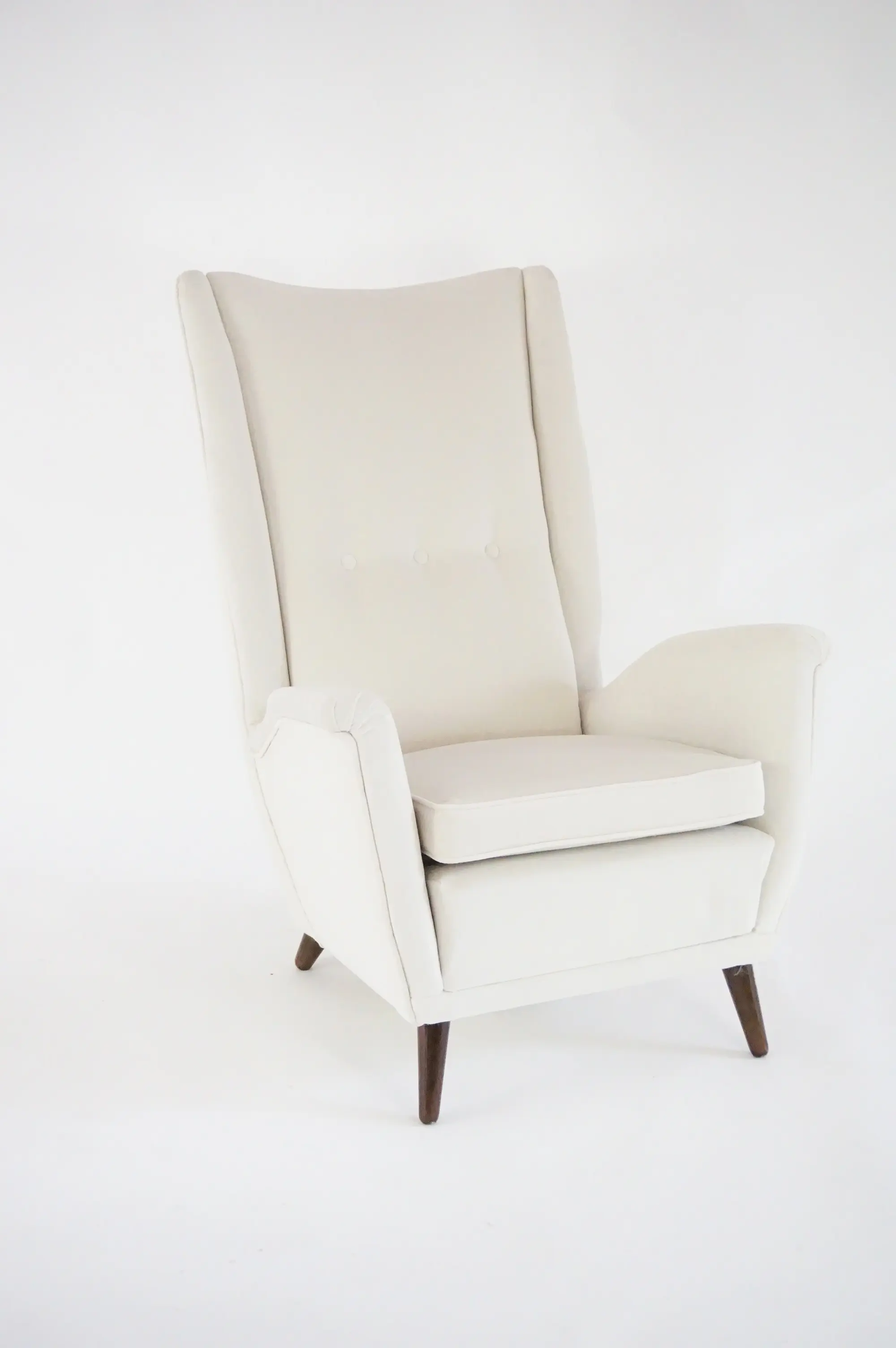 Gio Ponti ivory wingback armchair, model n. 512 by Cassina, 1950 — Gio Ponti