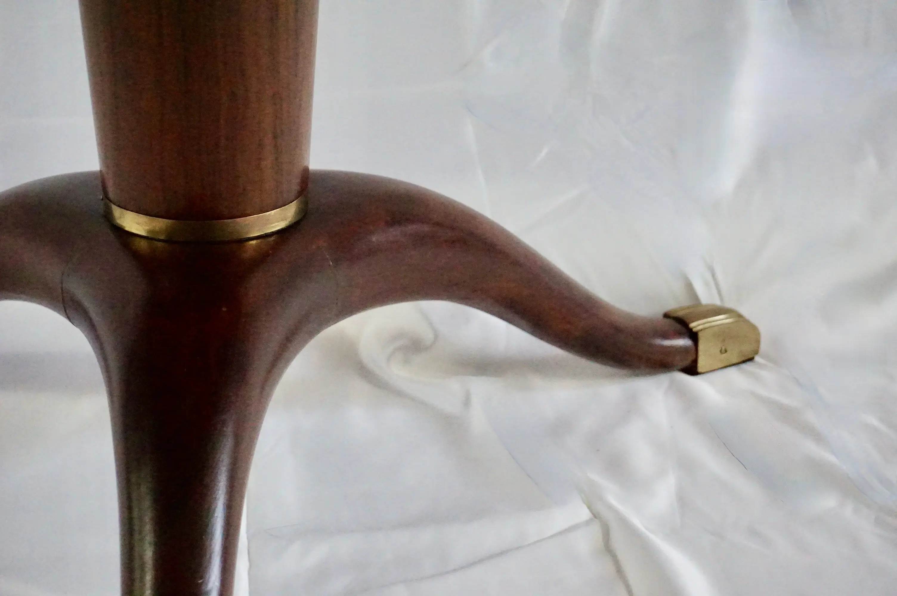 Paolo Buffa round center table, game table, three feet, walnut and brass, 1950 — photo 12