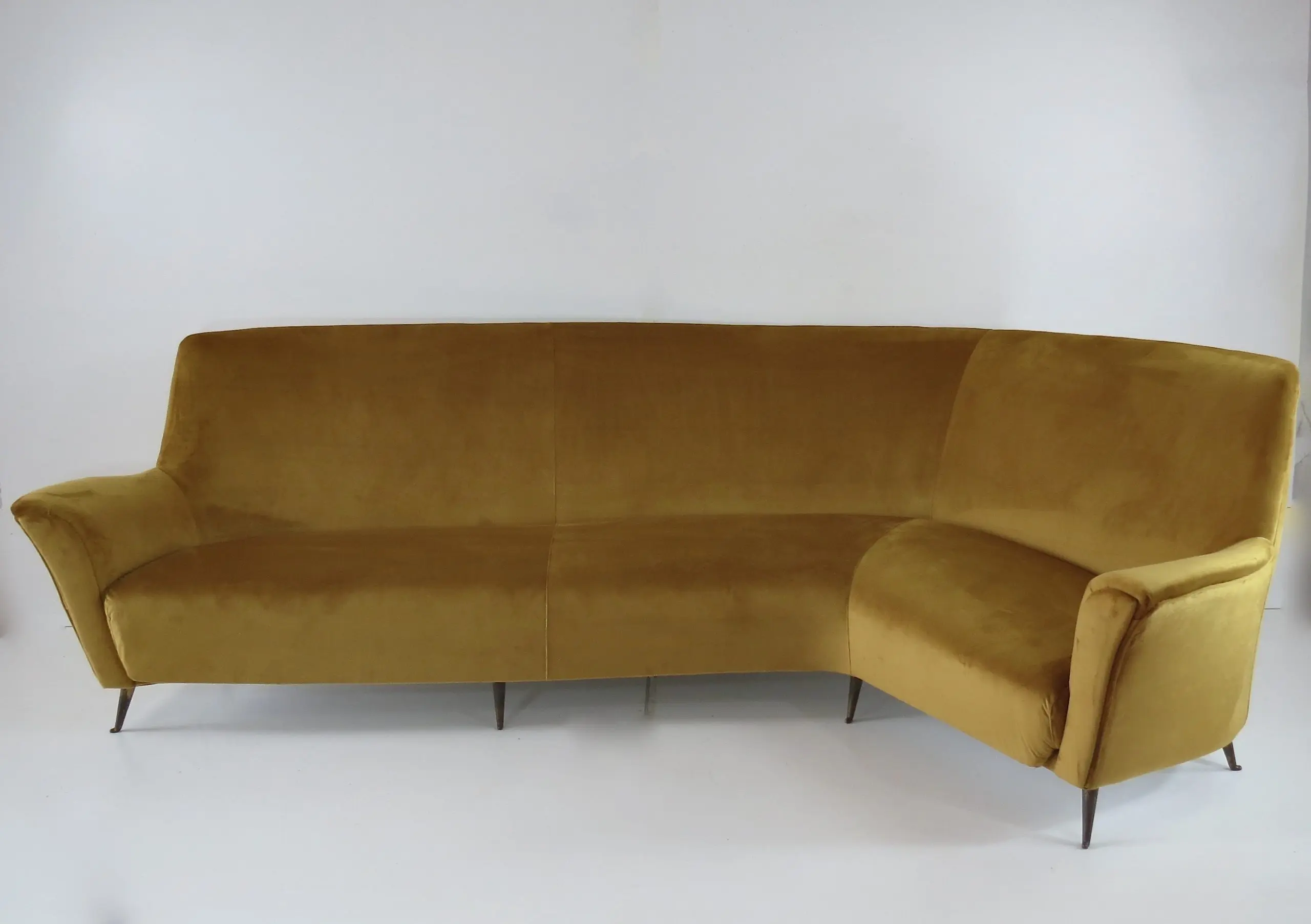 Rare Ico & Luisa Parisi Large Gold Yellow Velvet Curved Sofa by Isa, circa 1952 — photo 4