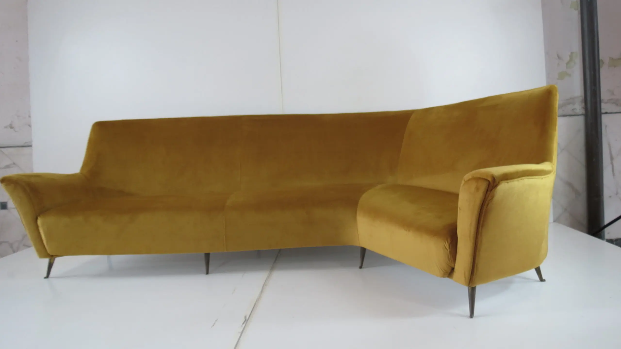 Rare Ico & Luisa Parisi Large Gold Yellow Velvet Curved Sofa by Isa, circa 1952 — photo 5