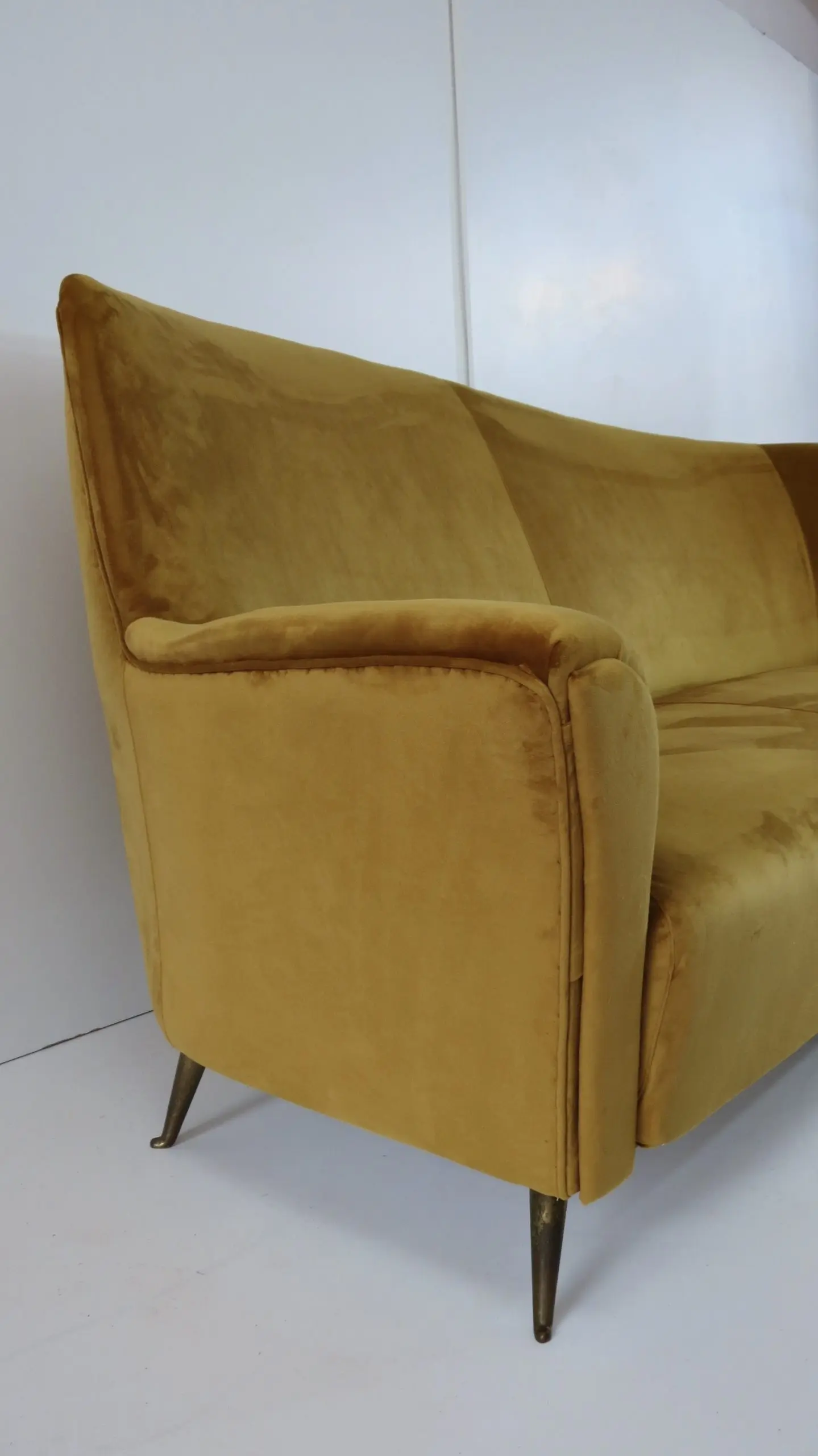 Rare Ico & Luisa Parisi Large Gold Yellow Velvet Curved Sofa by Isa, circa 1952 — photo 13