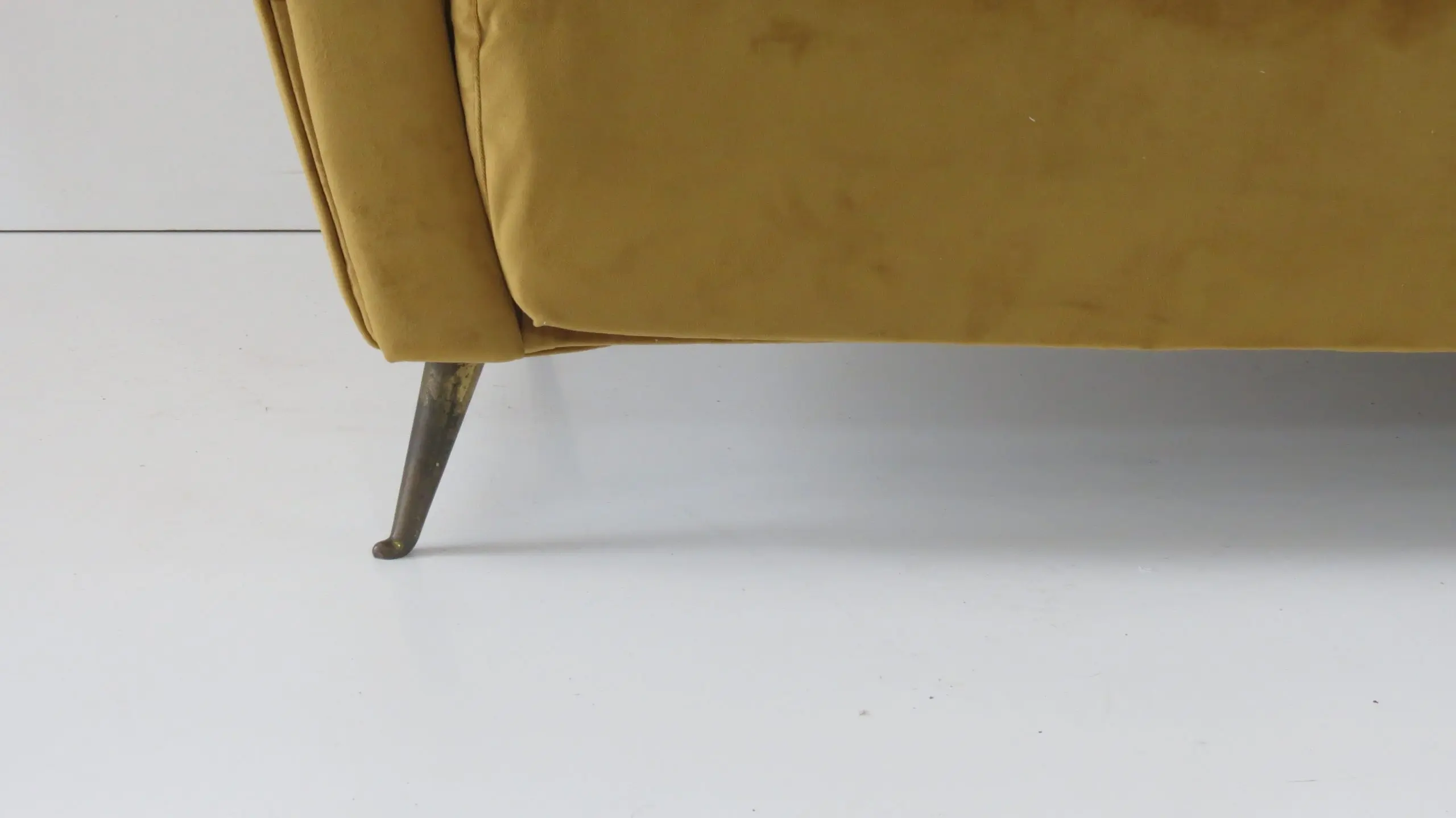 Rare Ico & Luisa Parisi Large Gold Yellow Velvet Curved Sofa by Isa, circa 1952 — photo 10