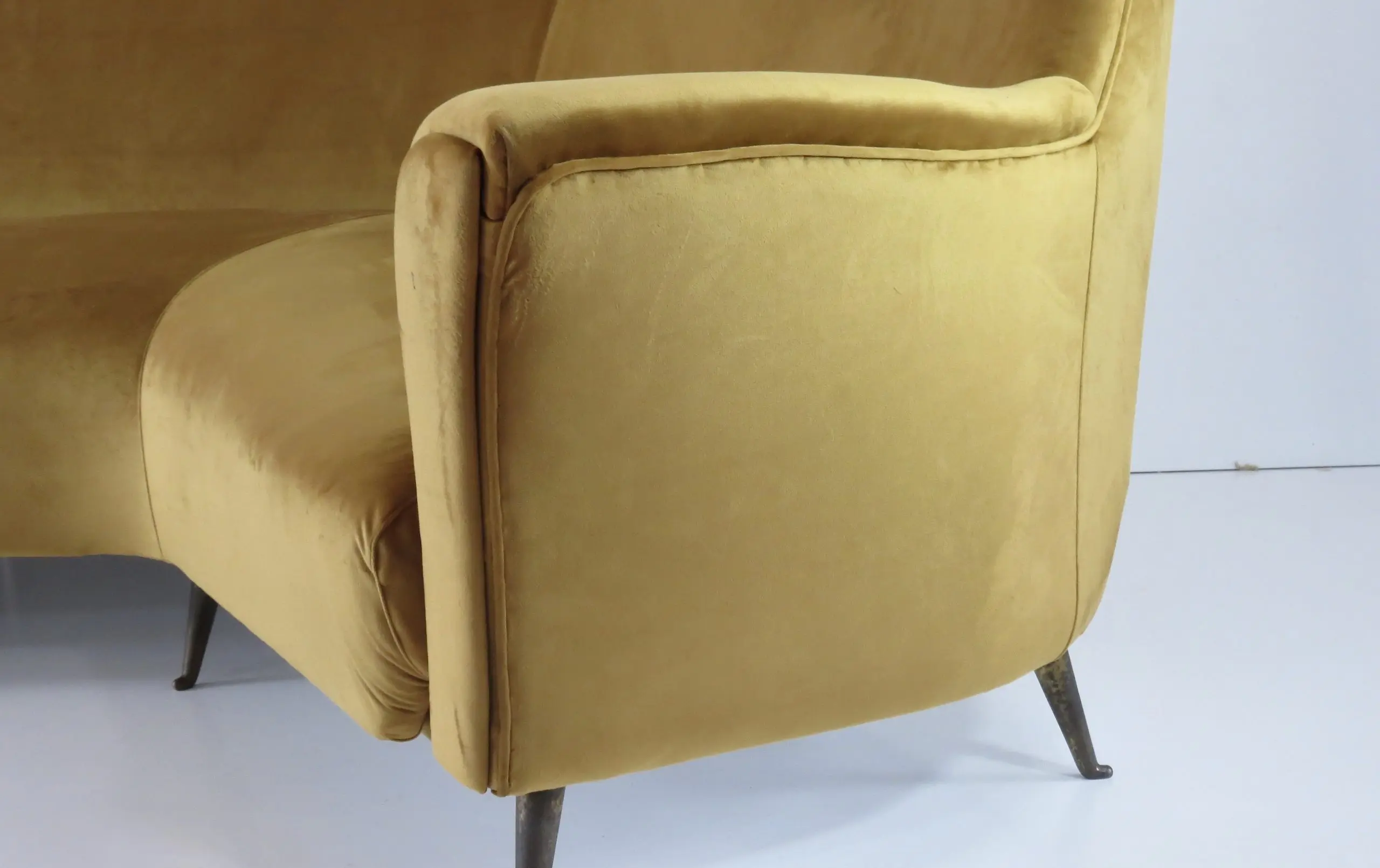 Rare Ico & Luisa Parisi Large Gold Yellow Velvet Curved Sofa by Isa, circa 1952 — photo 7