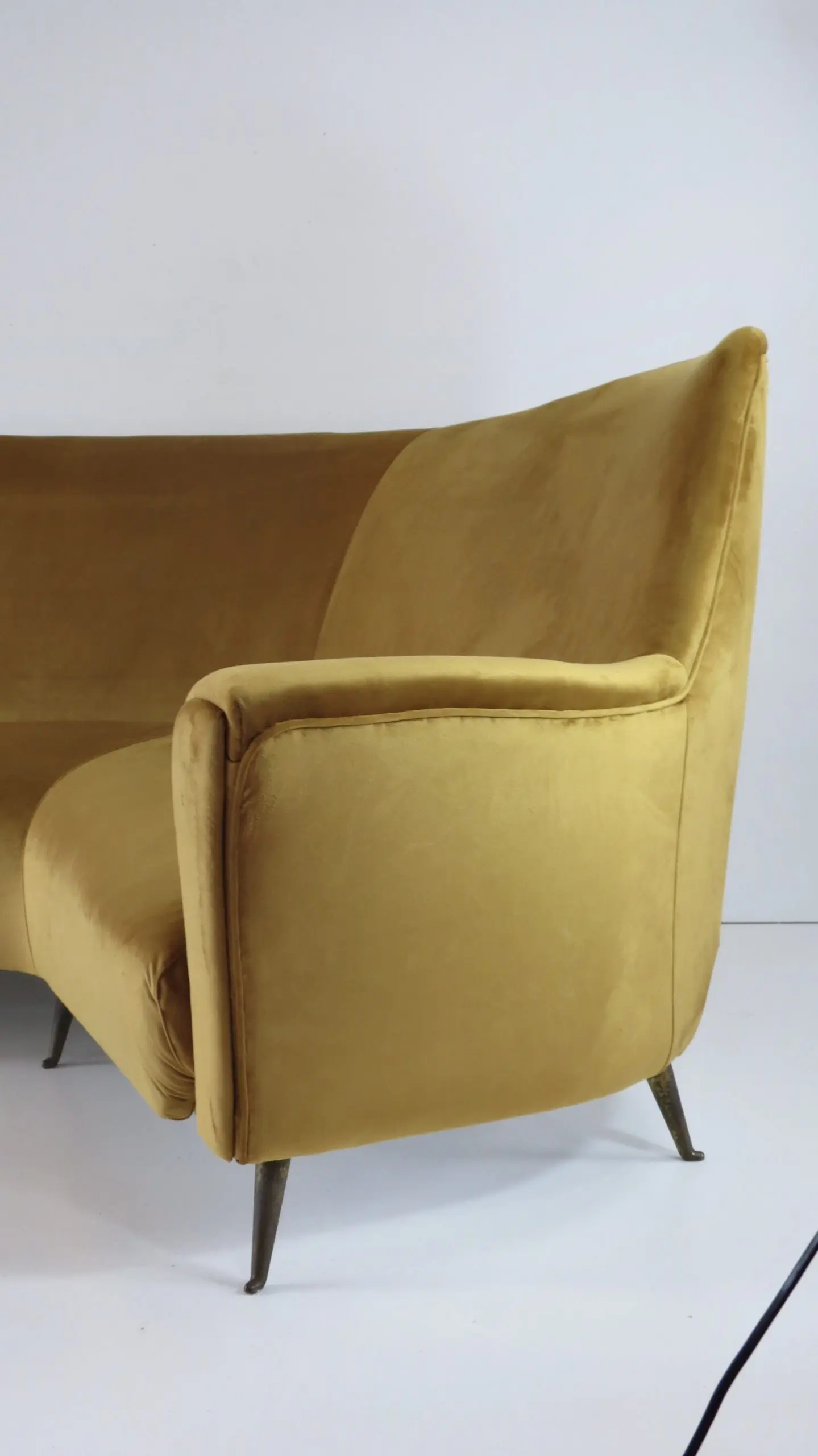 Rare Ico & Luisa Parisi Large Gold Yellow Velvet Curved Sofa by Isa, circa 1952 — photo 6