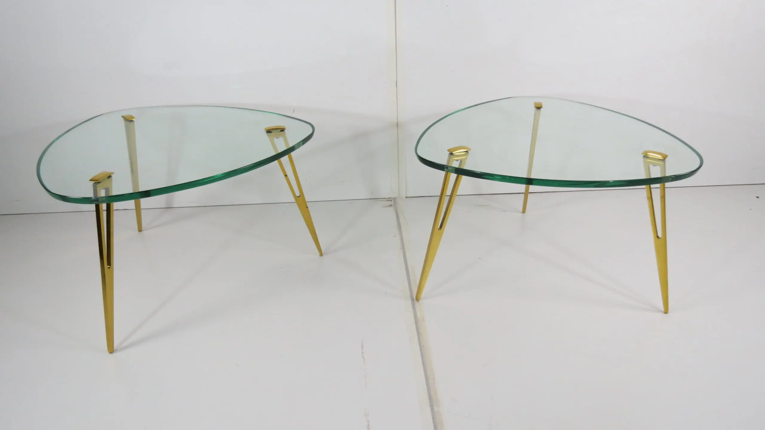 Pair of Rare Glass and Bronze Side Tables Three Feet,Fontana Arte,1950 — photo 15