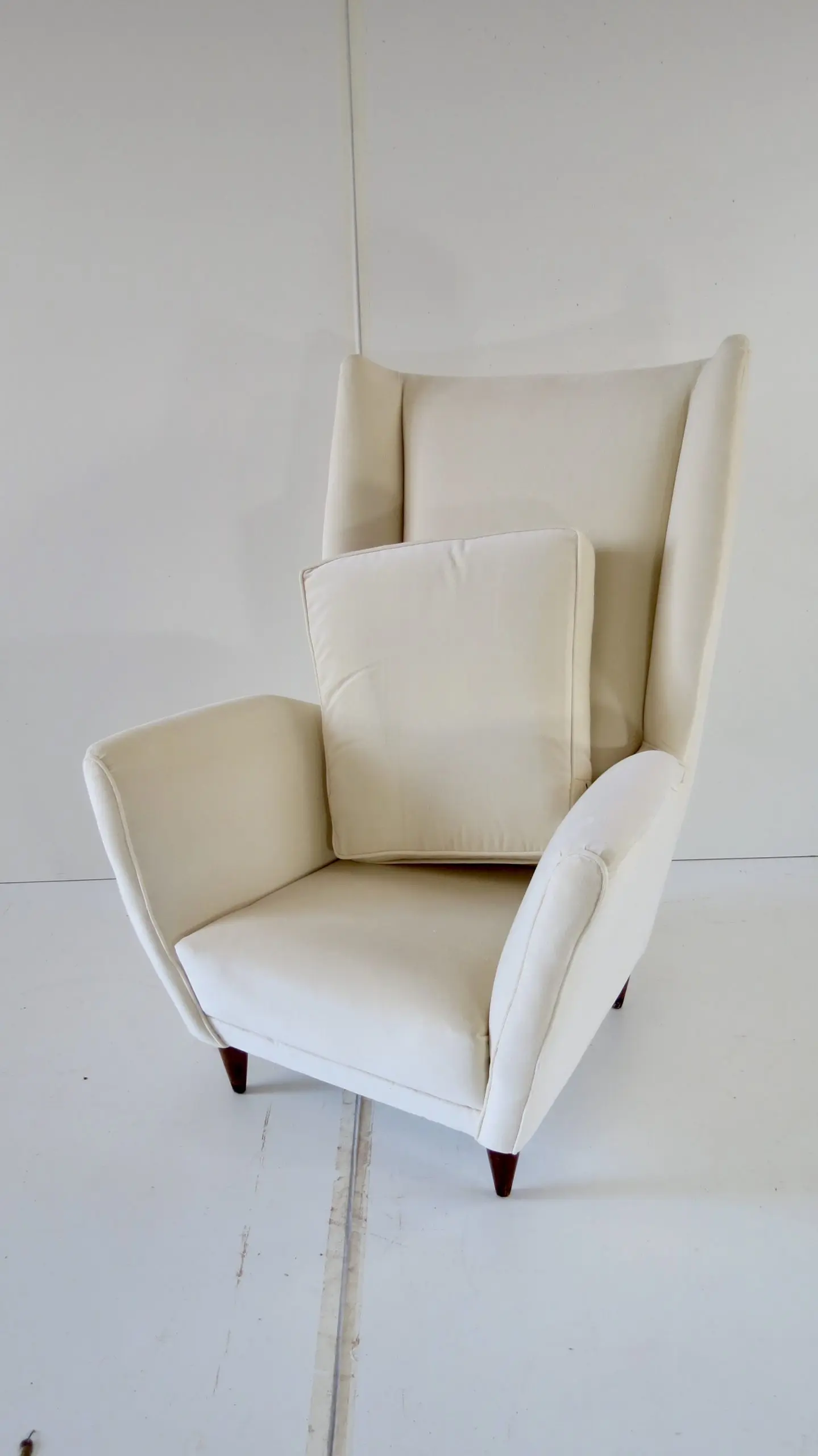 Gio Ponti Ivory Wingback Armchair N. 512, circa 1950 — photo 15