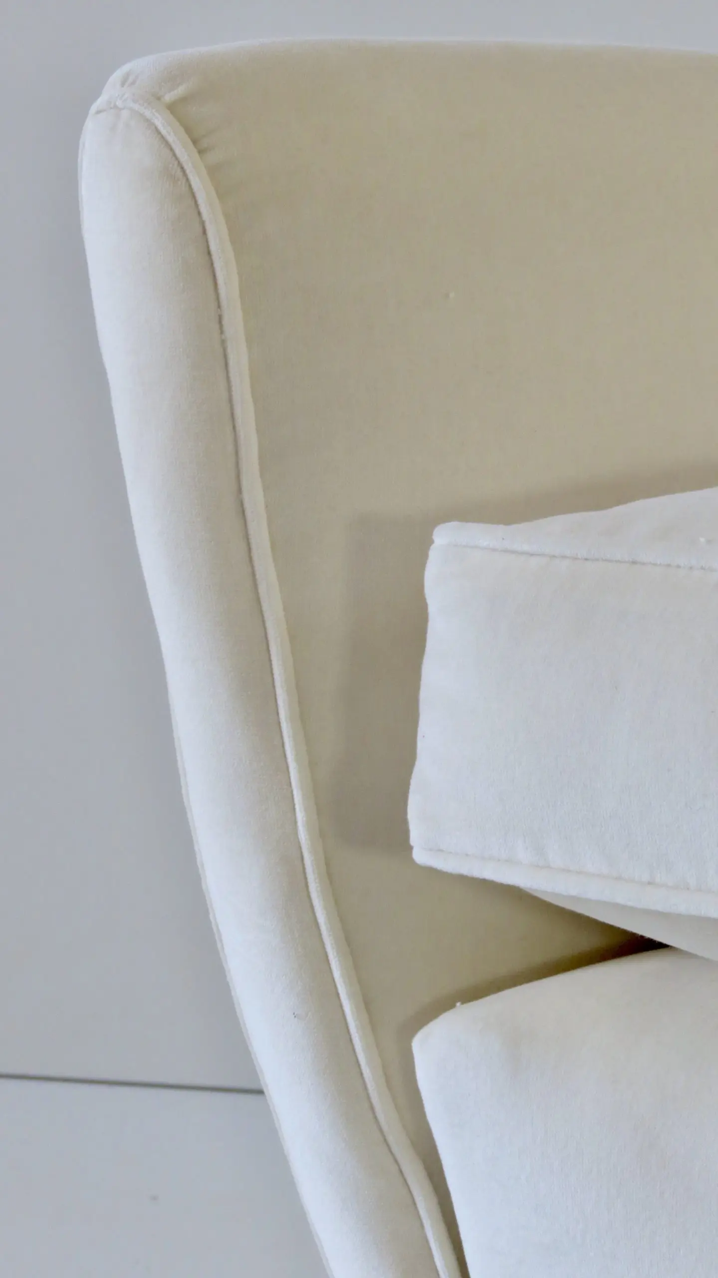 Gio Ponti Ivory Wingback Armchair N. 512, circa 1950 — photo 17